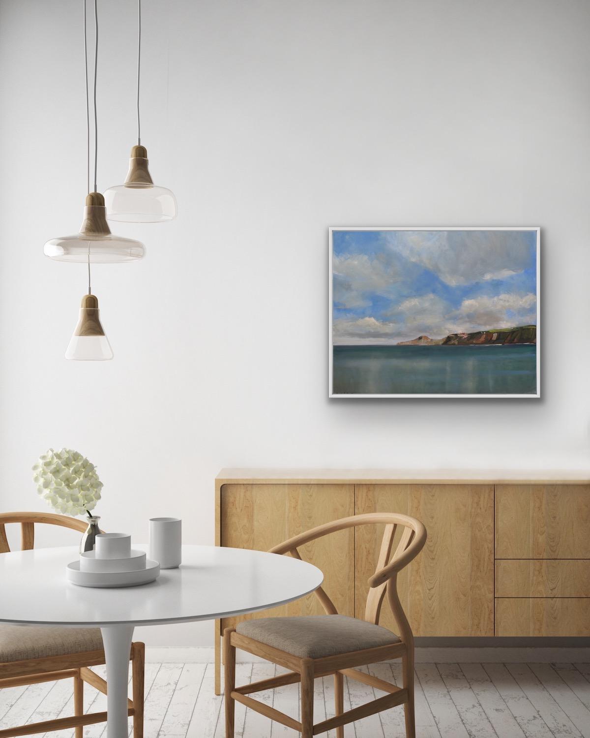 Runswick Bay, Yorkshire Seascape Painting, arte marittima in stile classico - Landscape Painting Grigio di Malcom Ludvigsen