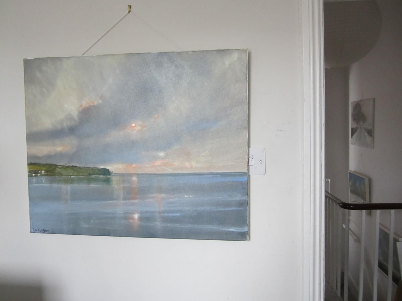 Nuvole di Whitby, Quadro originale, Paesaggio, Paesaggio marino, Spiaggia - Landscape Painting Grigio di Malcom Ludvigsen