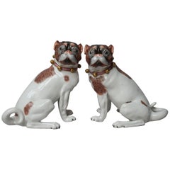 Paire de figurines mâle et femelle de chiens carlins en porcelaine de Dresde et de Saxe