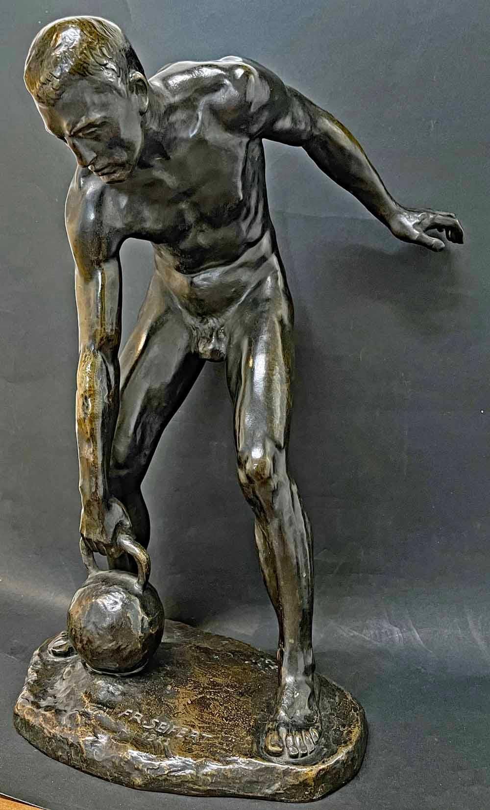 Diese sehr seltene Bronze eines nackten männlichen Athleten, der sich darauf vorbereitet, ein schweres Kettlebell-Gewicht zu verlassen, wurde 1922 von dem österreichischen Künstler Franz Seifert angefertigt.  Obwohl Seifert für seine nackten Figuren