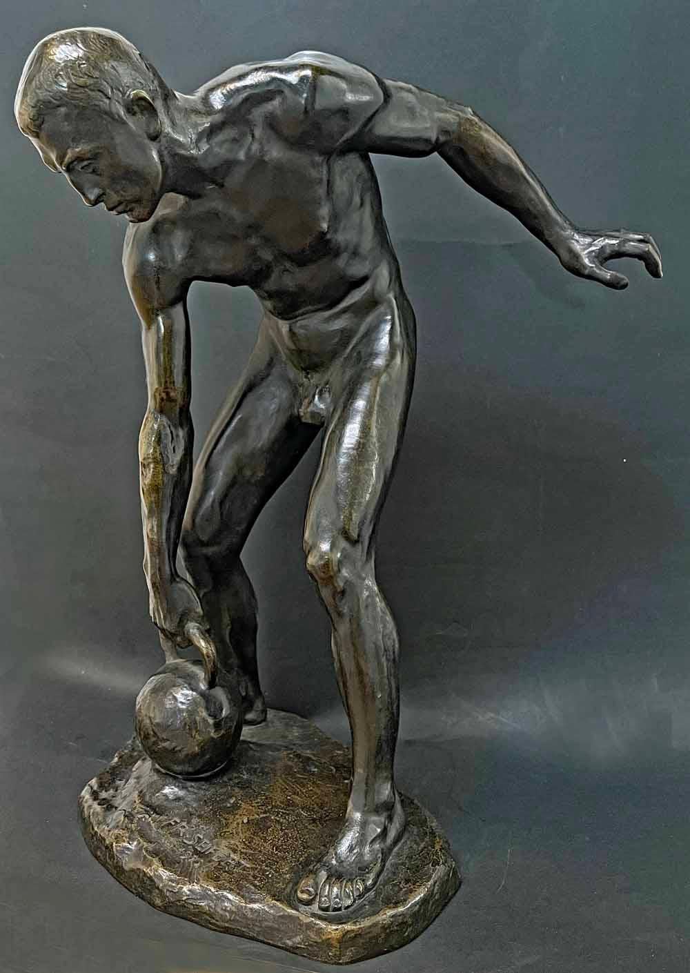 Seltene Bronzeskulptur mit männlichem Akt von Seifert, „Male Athlete with Kettlebell“ (Art déco) im Angebot