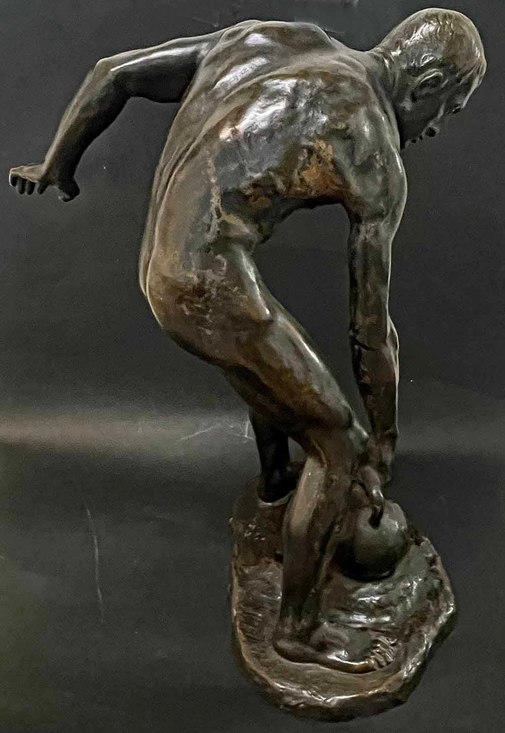 Seltene Bronzeskulptur mit männlichem Akt von Seifert, „Male Athlete with Kettlebell“ (Österreichisch) im Angebot