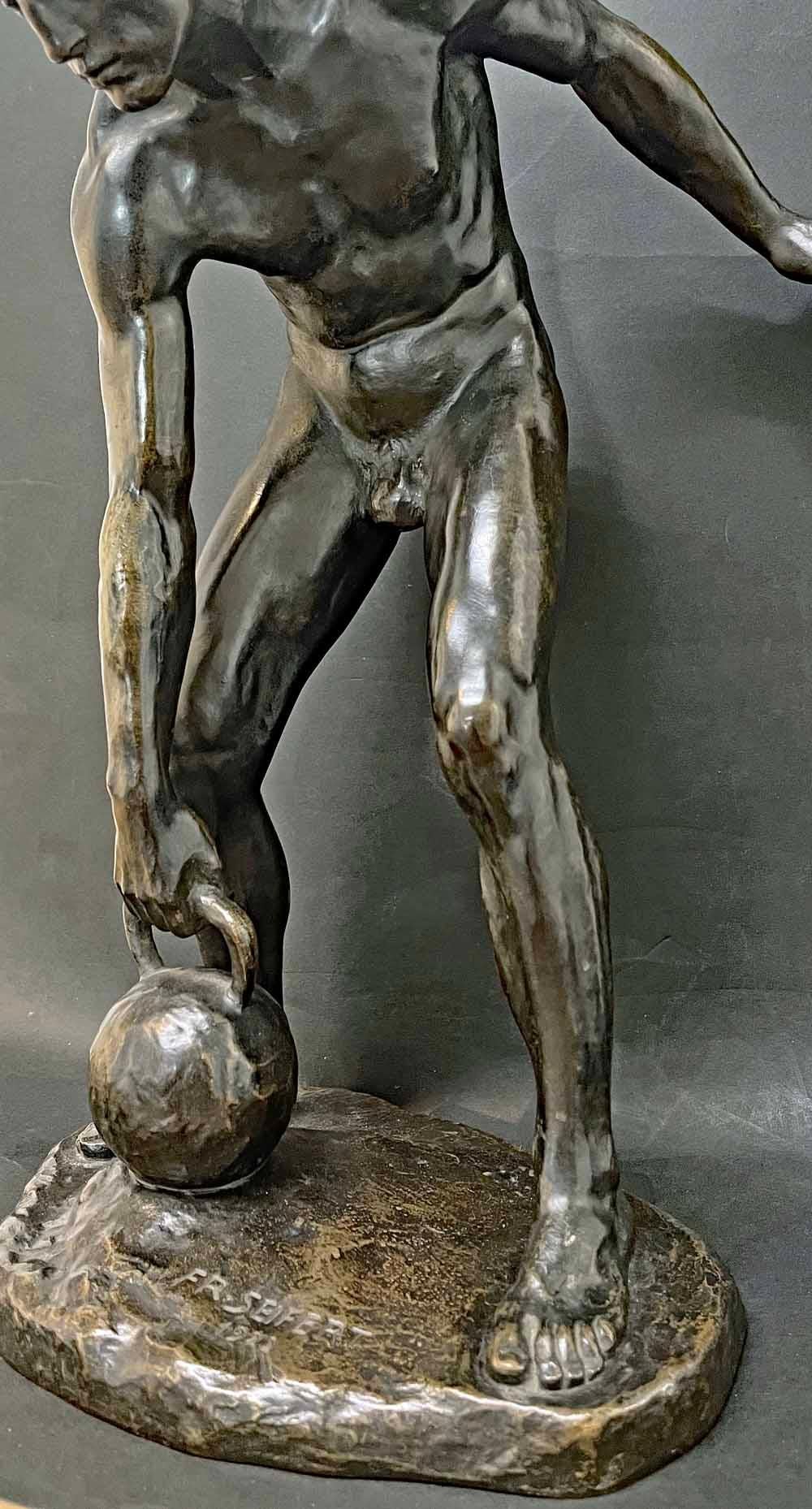 Seltene Bronzeskulptur mit männlichem Akt von Seifert, „Male Athlete with Kettlebell“ (Gegossen) im Angebot