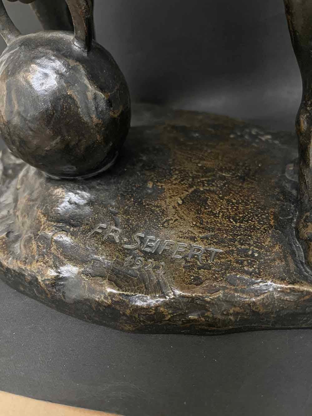 Seltene Bronzeskulptur mit männlichem Akt von Seifert, „Male Athlete with Kettlebell“ (Frühes 20. Jahrhundert) im Angebot