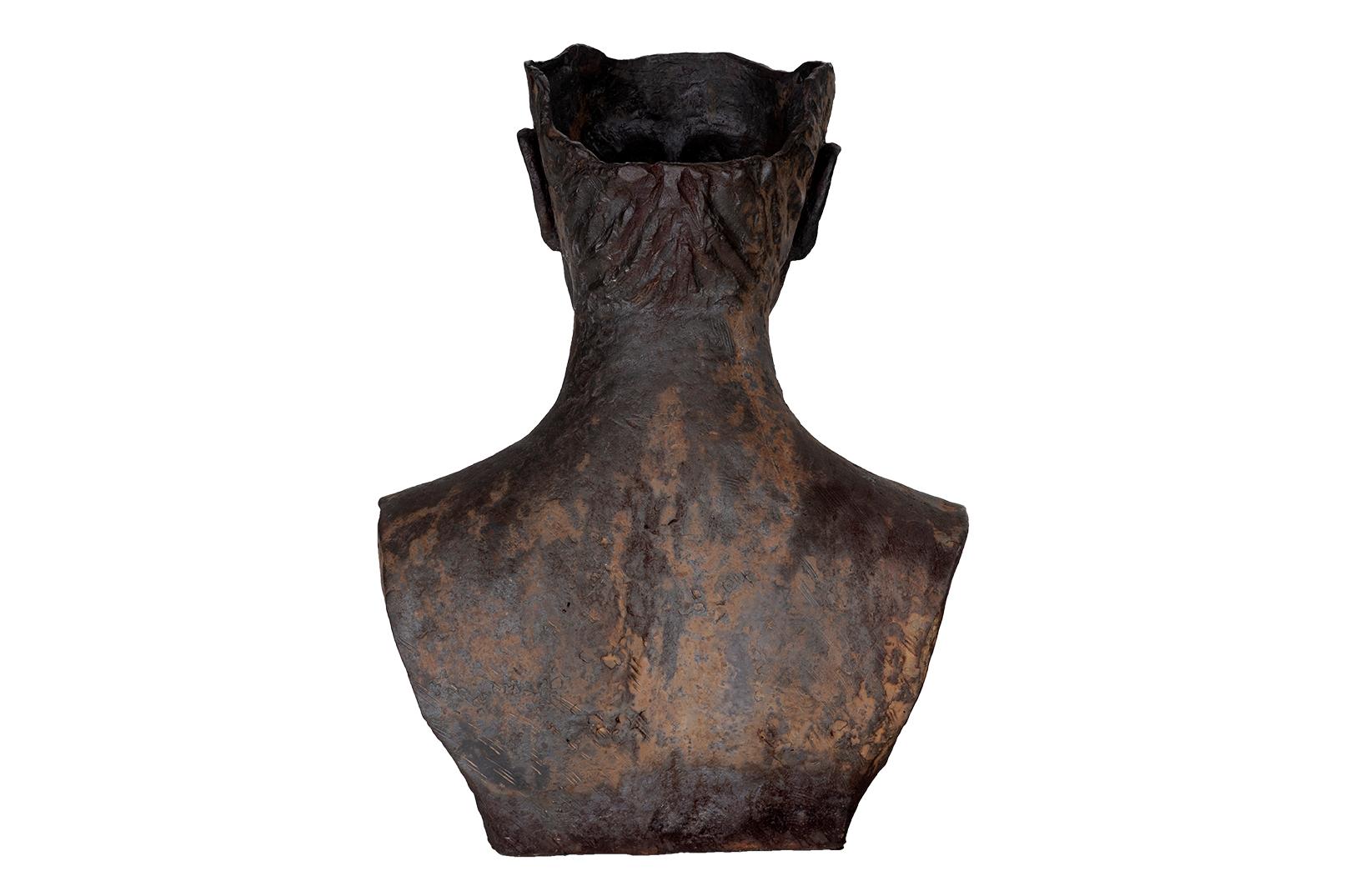 Organico moderno Scultura di busto maschile in ghisa in vendita