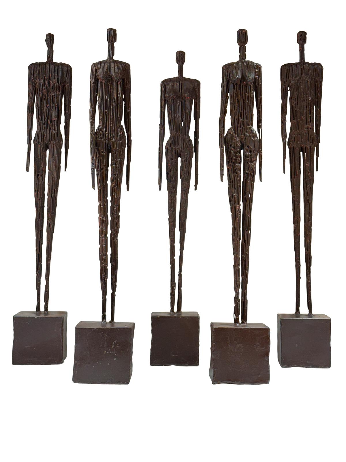 Set di 5 audaci sculture in metallo, 3 donne e 2 uomini. Non esitare a contattarci per qualsiasi domanda. 