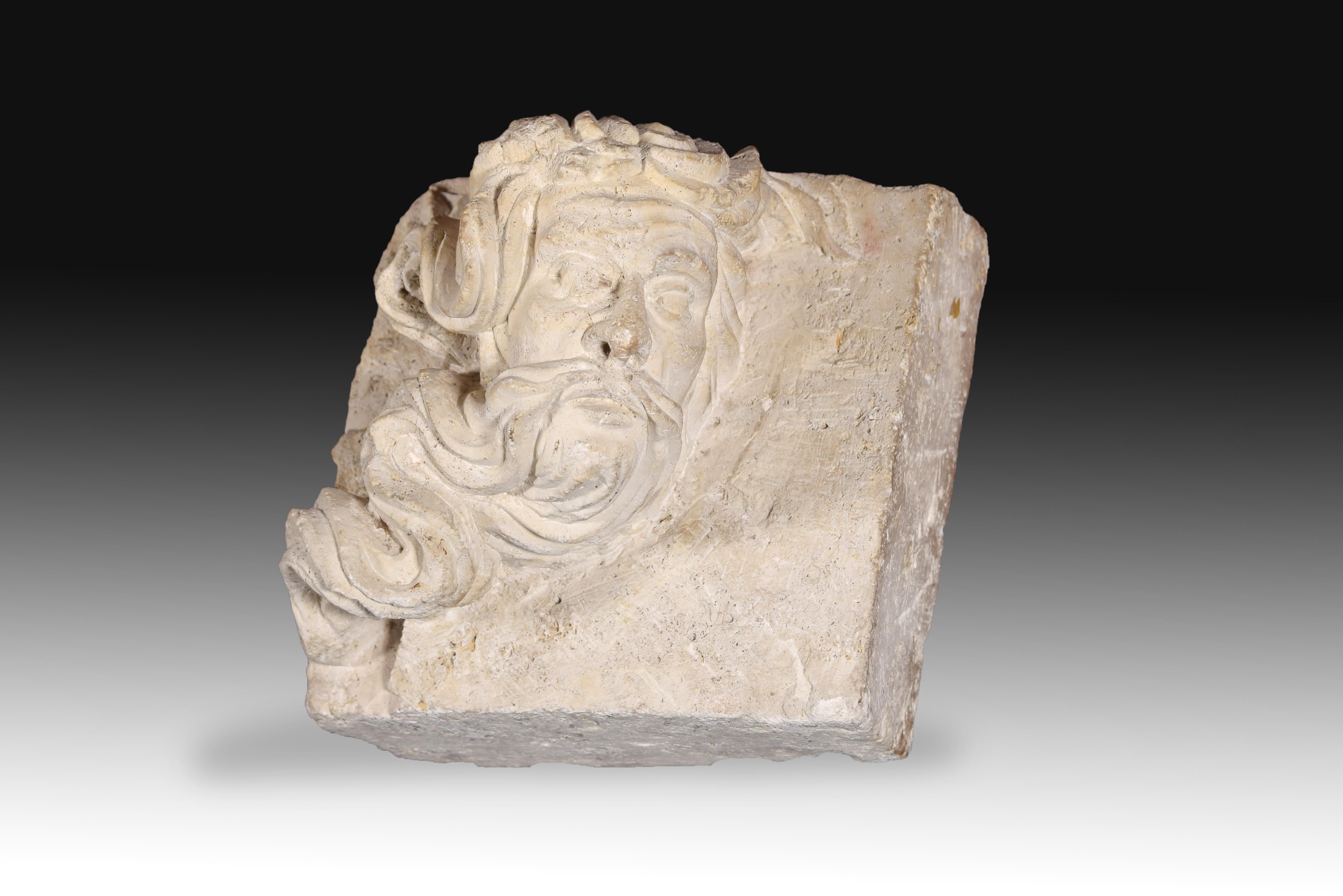 Männlicher Kopf. Geschnitzter Stein. Jahrhundert XVI.
 Geschnitztes Steinrelief, das ein nach rechts gewandtes männliches Gesicht zeigt. Es ist notwendig, sowohl die Qualität des Gesichts als auch das auffällige Detail der Bärte hervorzuheben, die
