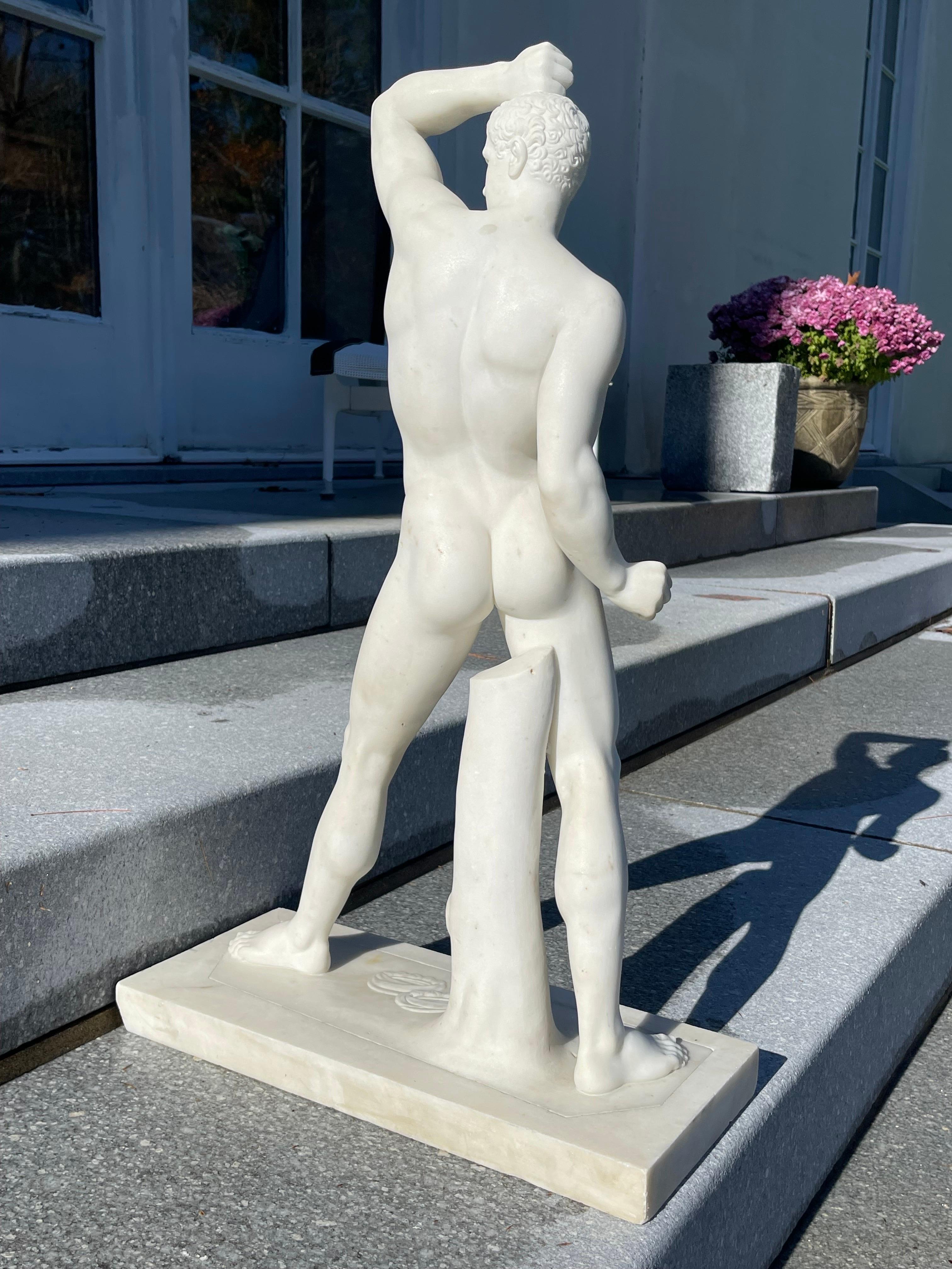 Grec classique Sculpture en marbre d'un homme nu classique romain  en vente