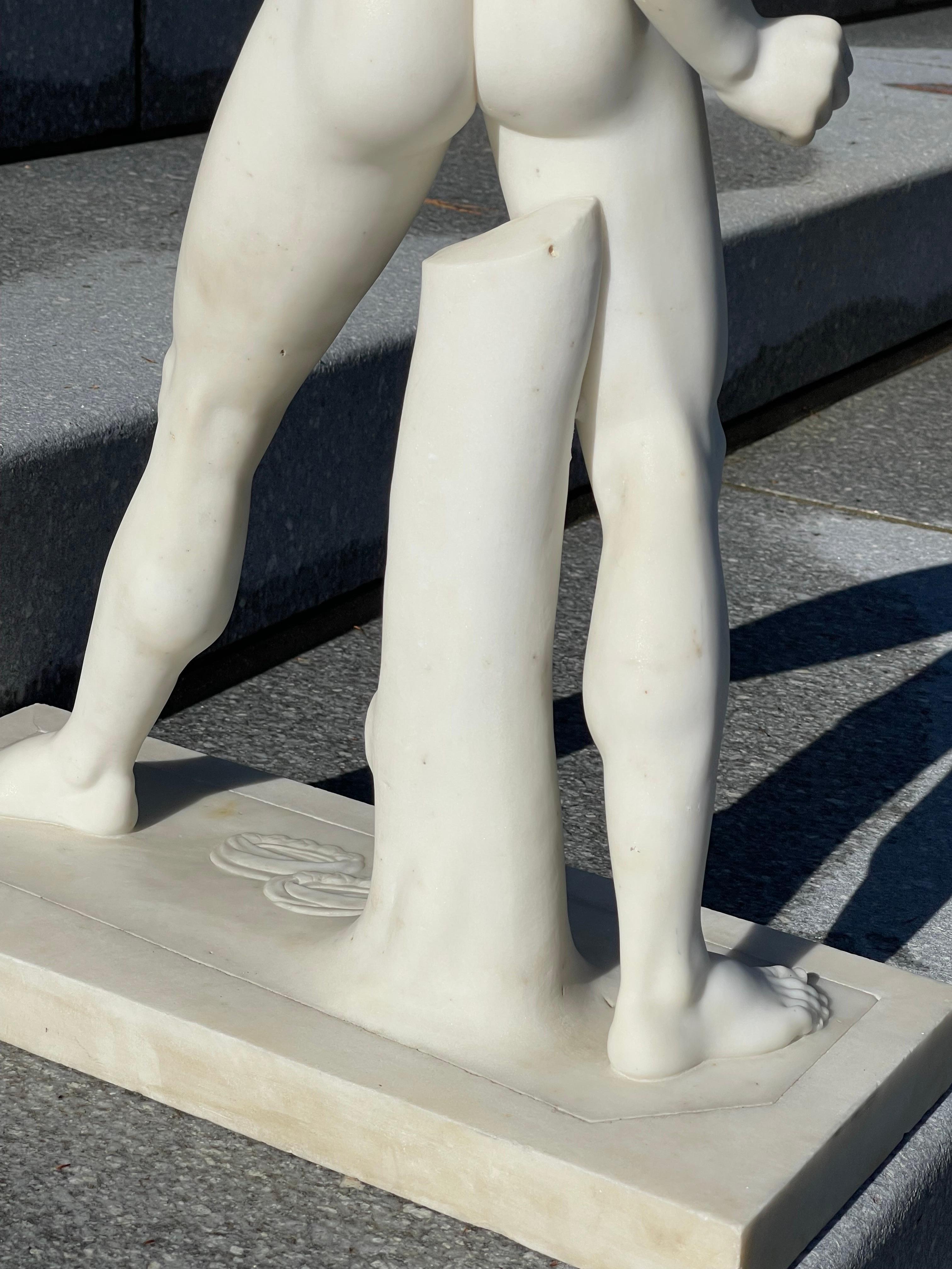 italien Sculpture en marbre d'un homme nu classique romain  en vente