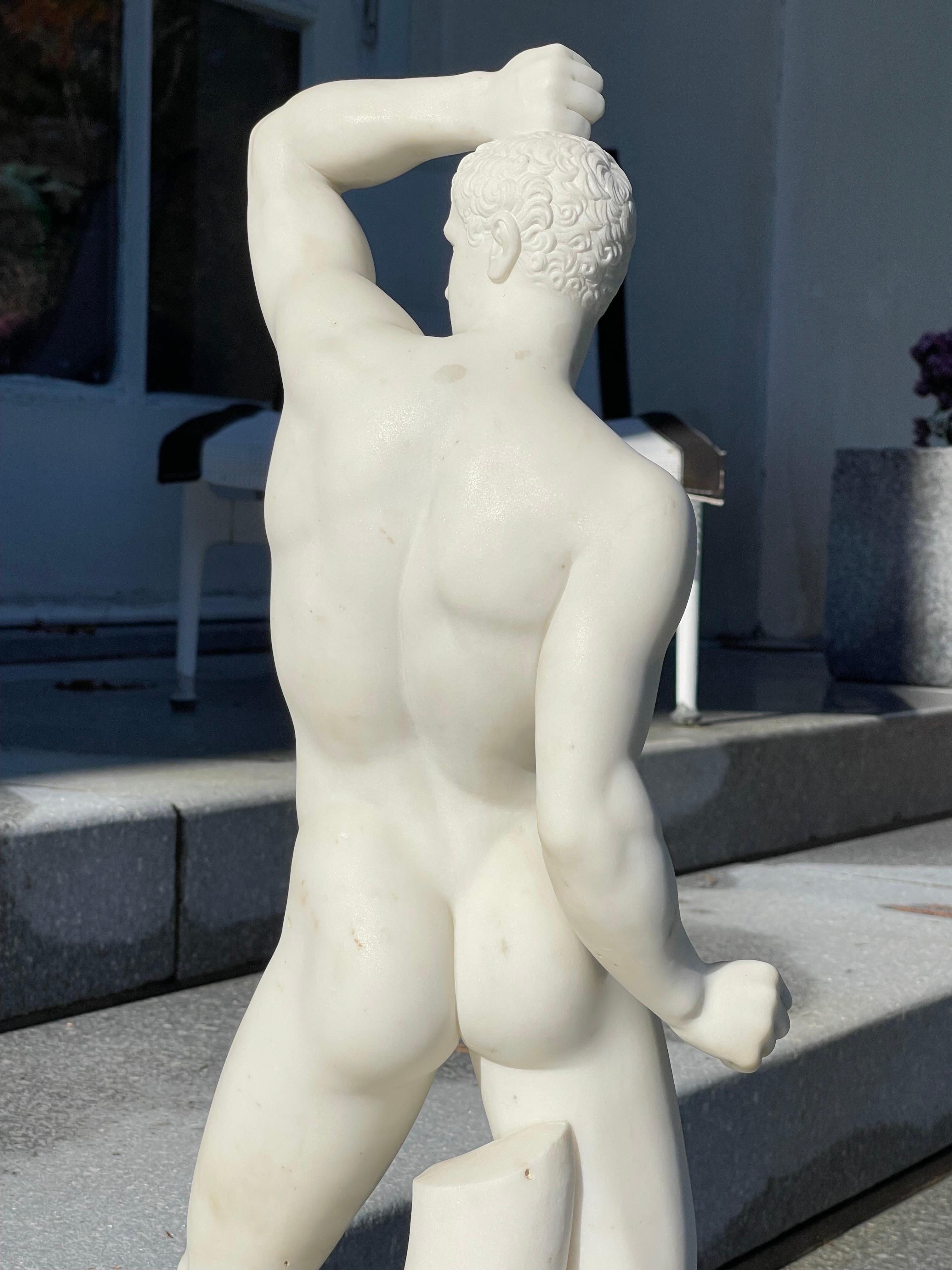 Sculpté à la main Sculpture en marbre d'un homme nu classique romain  en vente
