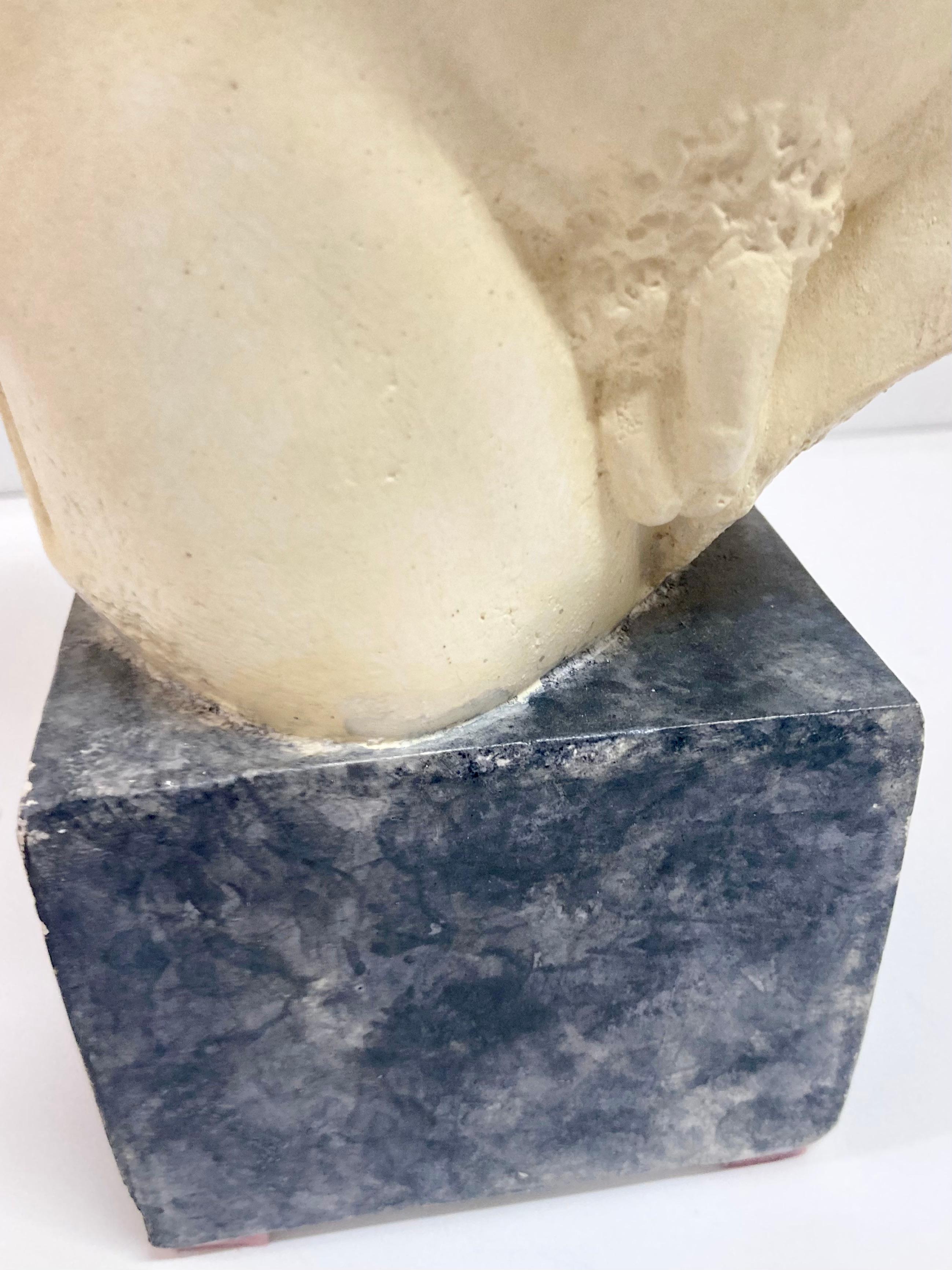 Escultura masculina desnuda de escayola en venta 4