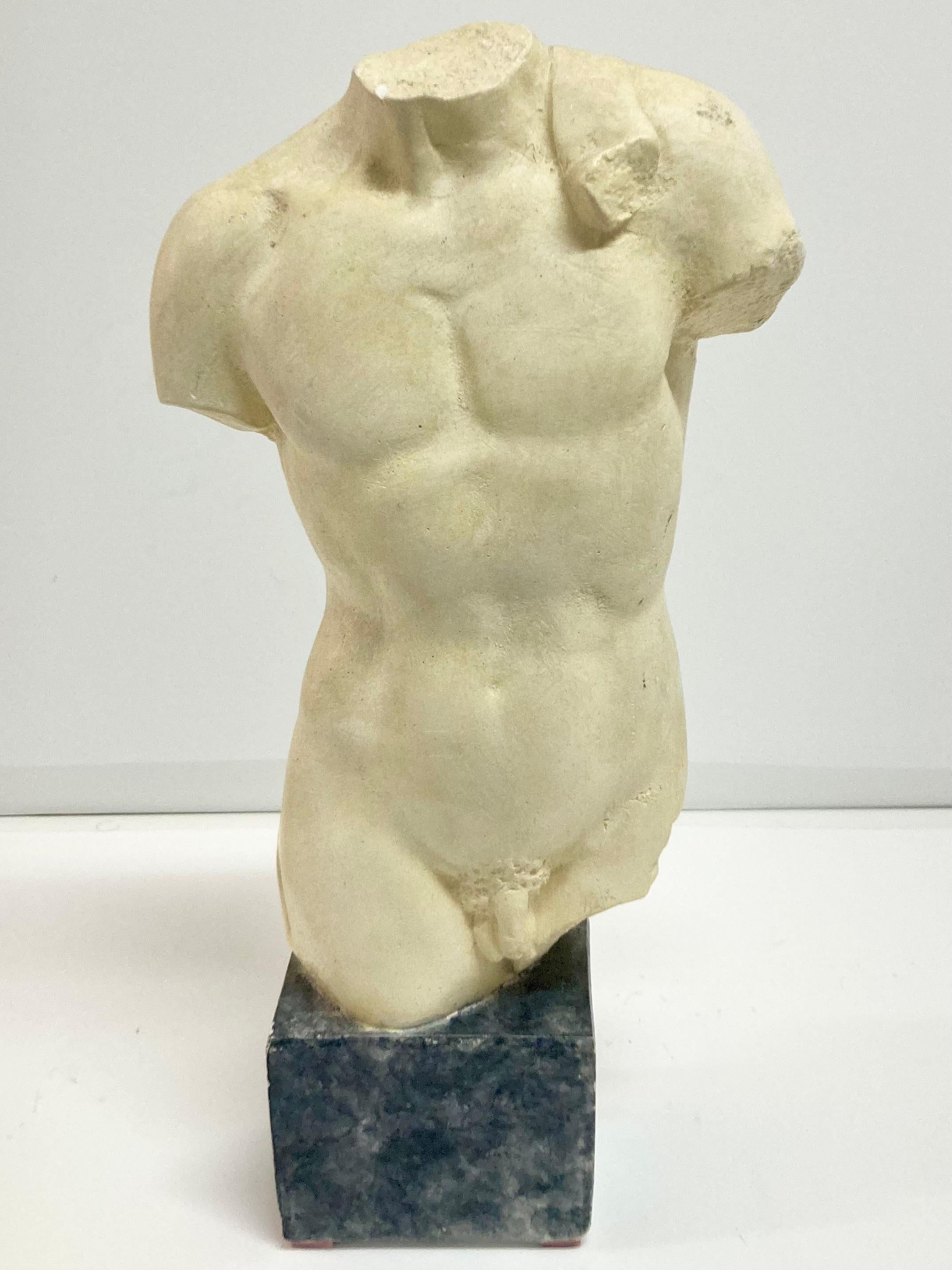 Escultura masculina desnuda de escayola sobre base pintada. Bonito trabajo de detalle en la figura y acabado pintado original. Astilla en el hombro trasero, pero añade carácter a la edad. Añade un poco de estilo clásico a tu casa o proyecto.