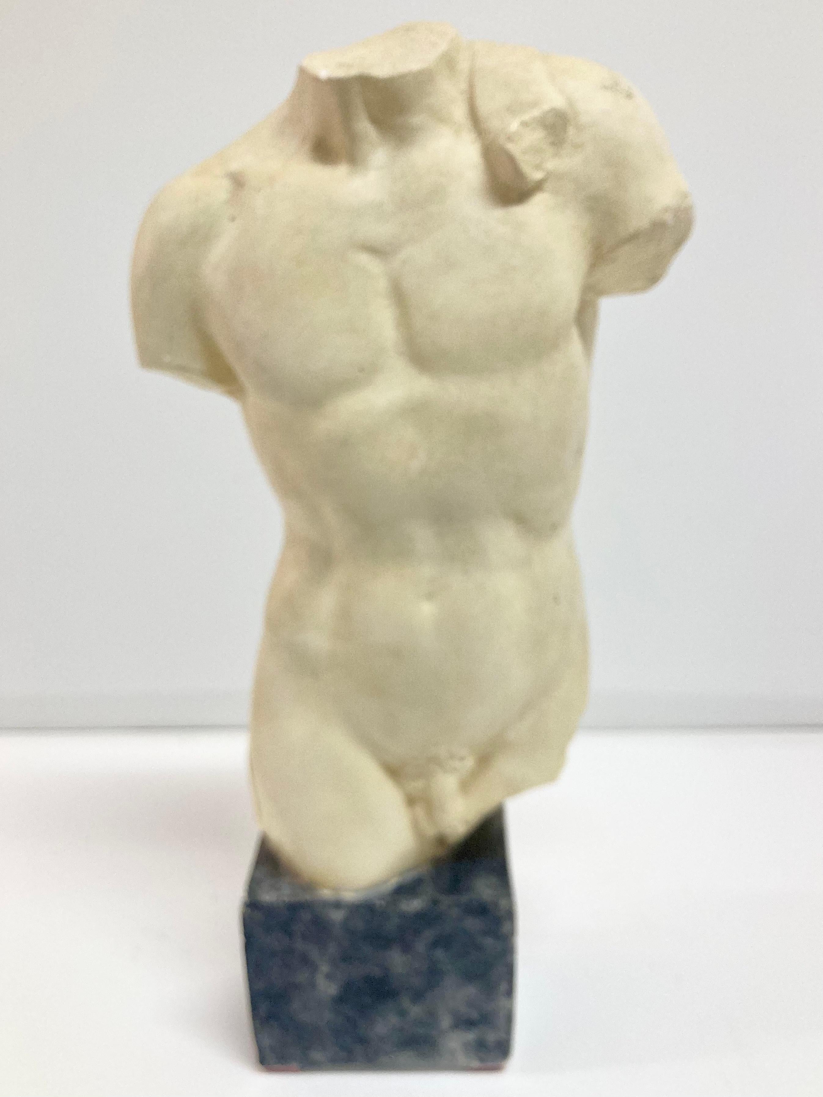 Escultura masculina desnuda de escayola Otro en venta