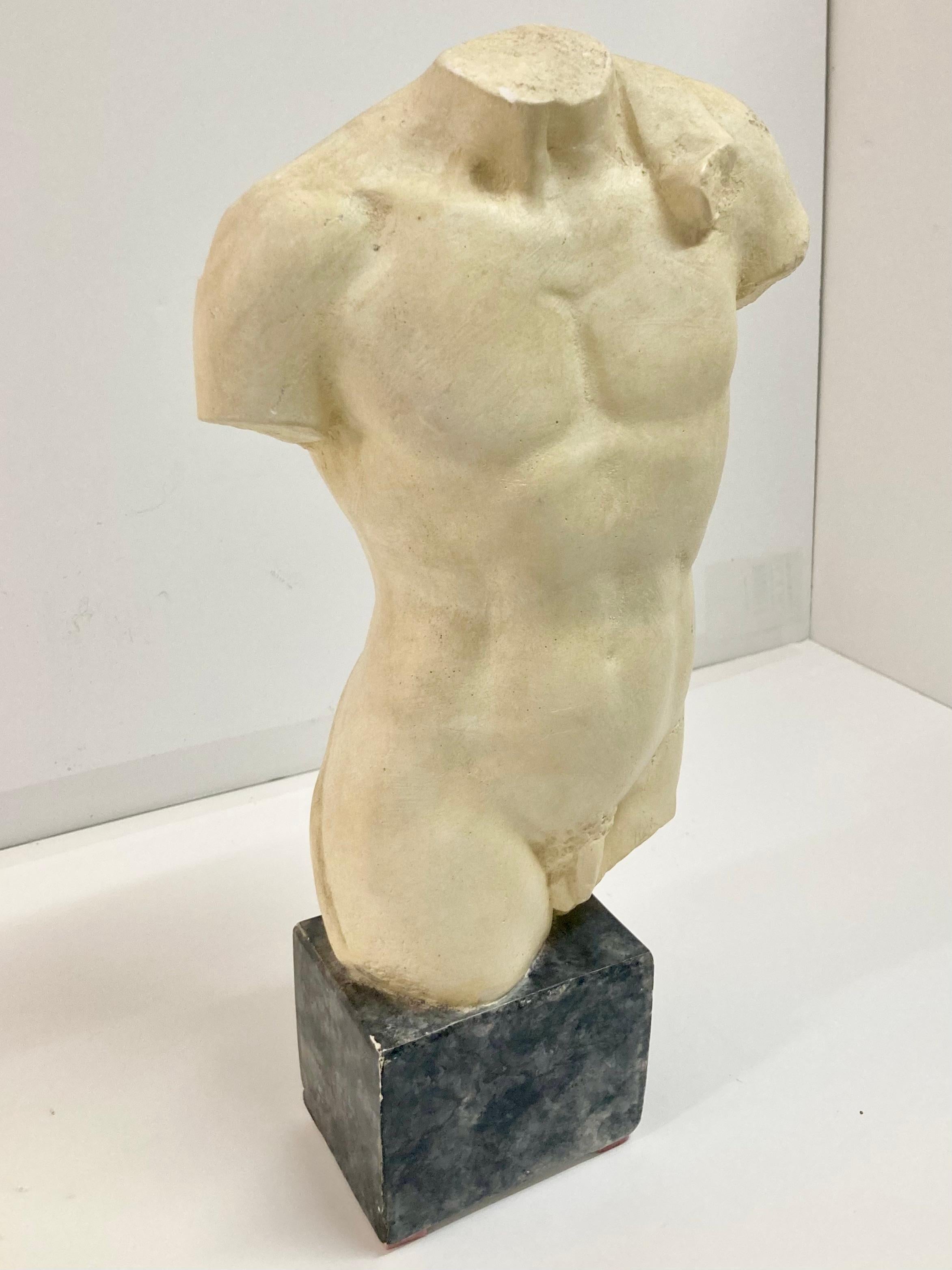 Escultura masculina desnuda de escayola Estadounidense en venta
