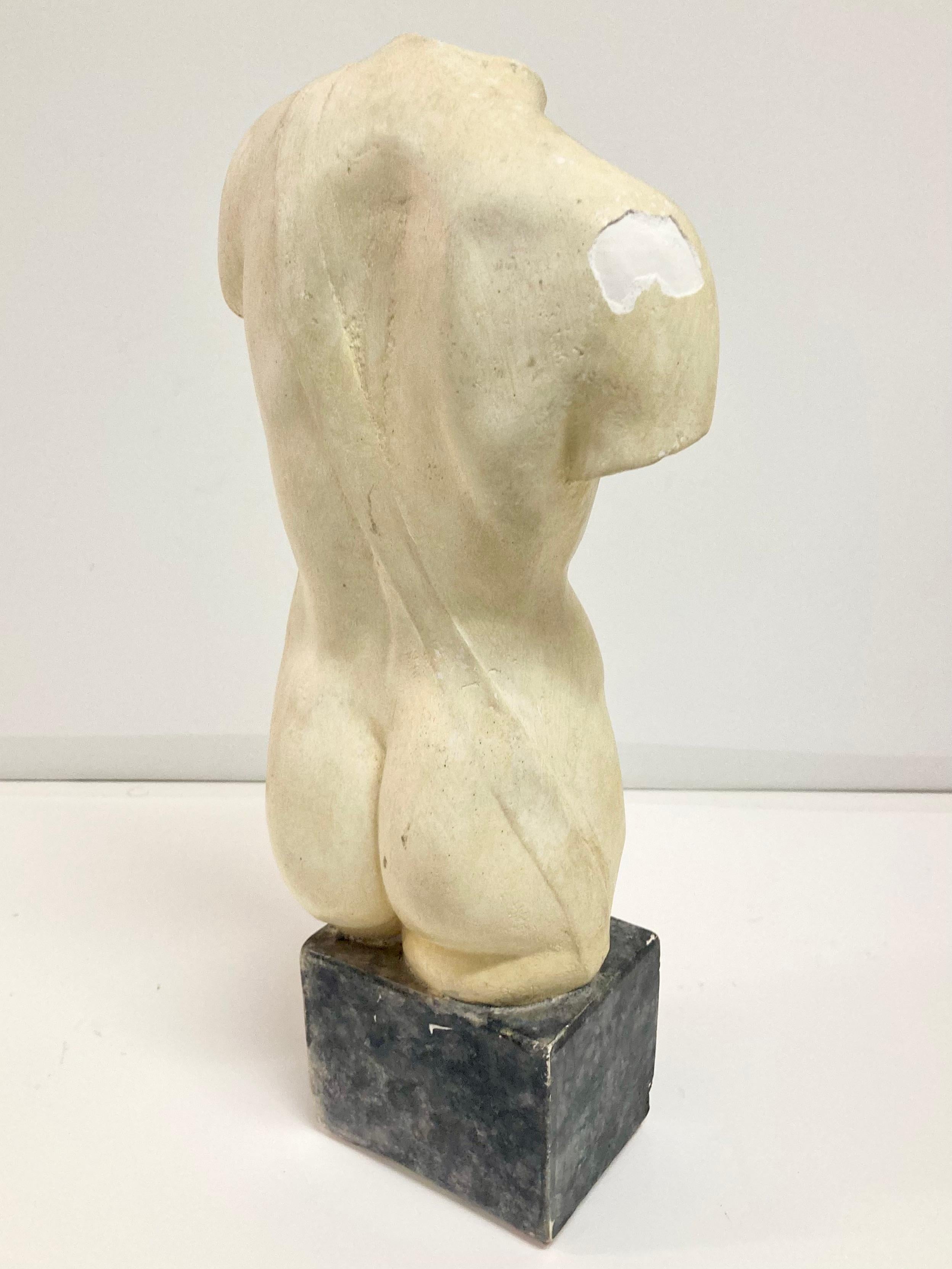 Escultura masculina desnuda de escayola mediados del siglo XX en venta