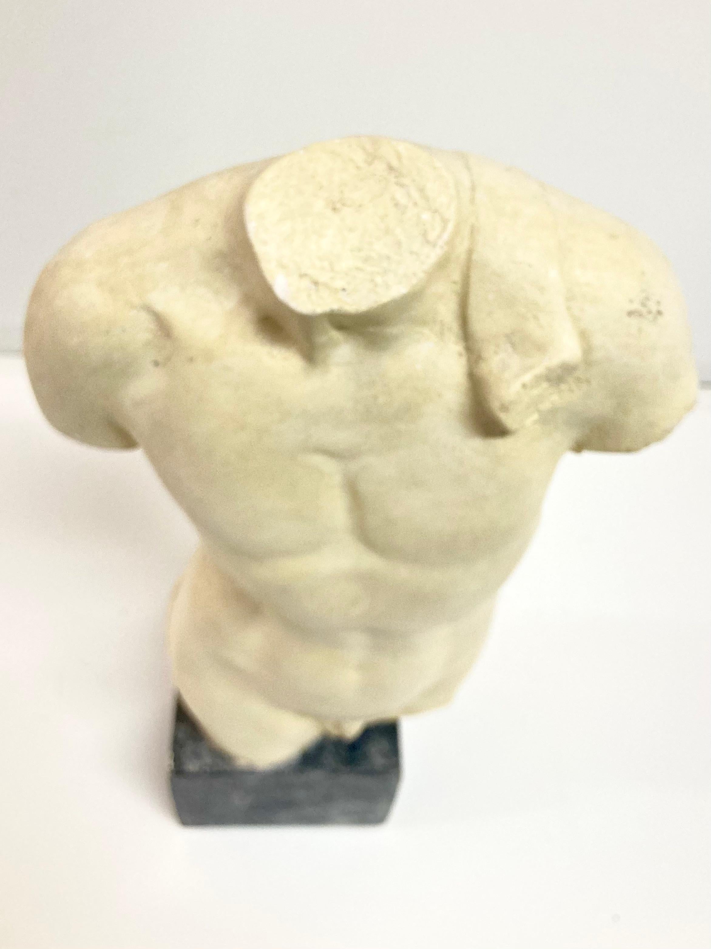 Escultura masculina desnuda de escayola en venta 1