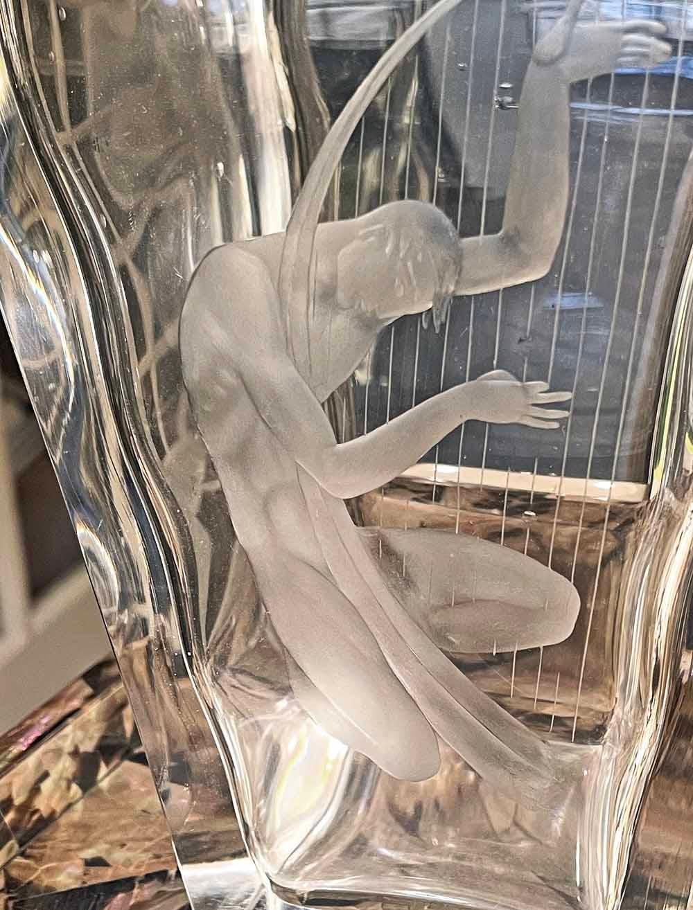 „Male Nude with Harp“, gravierte Art-Déco-Vase aus Glas von Lindstrand für Orrefors (Art déco) im Angebot