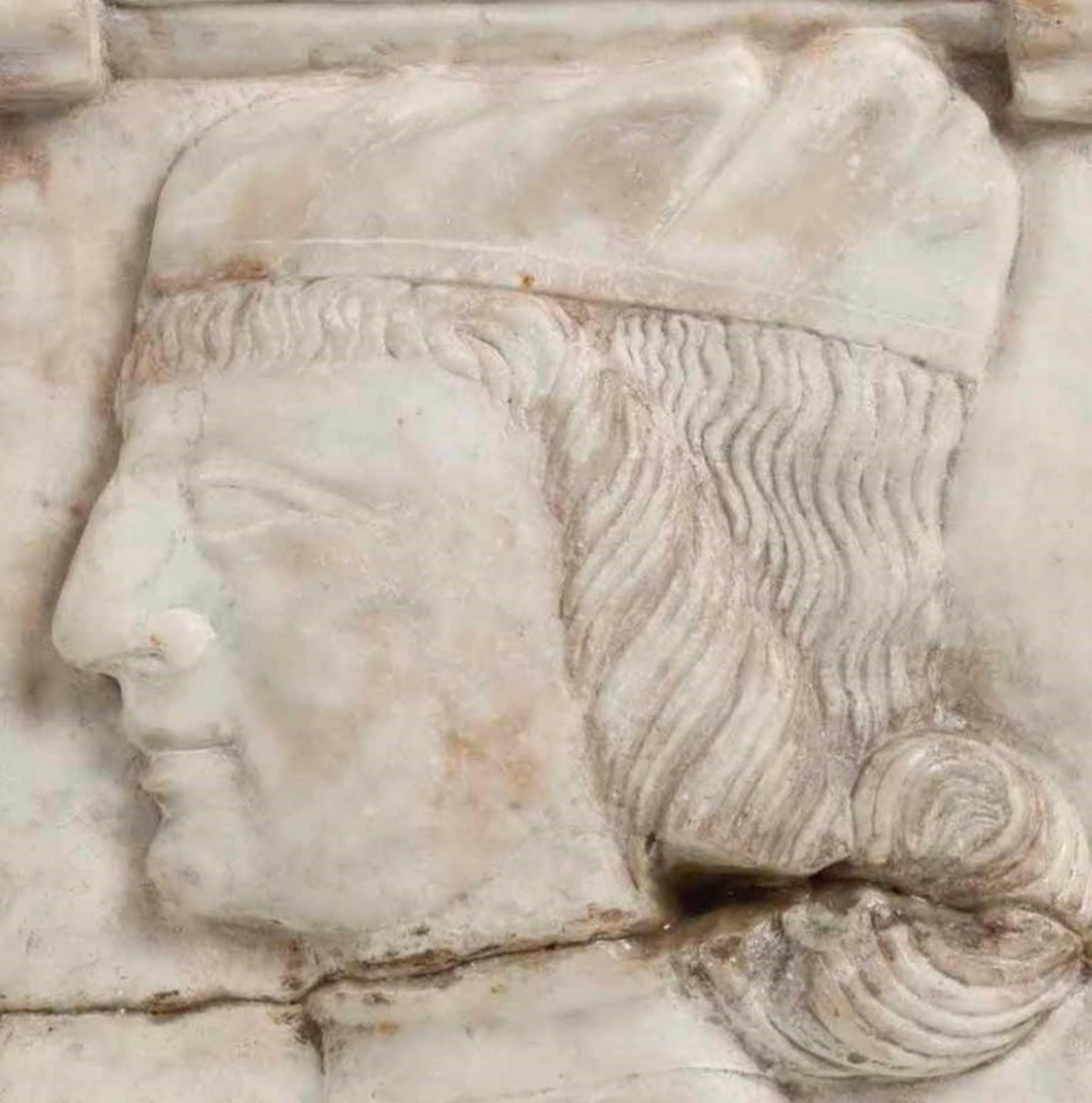 Fait main Relief de profil masculin en marbre Renaissance italienne du 17ème siècle avec vidéo en vente