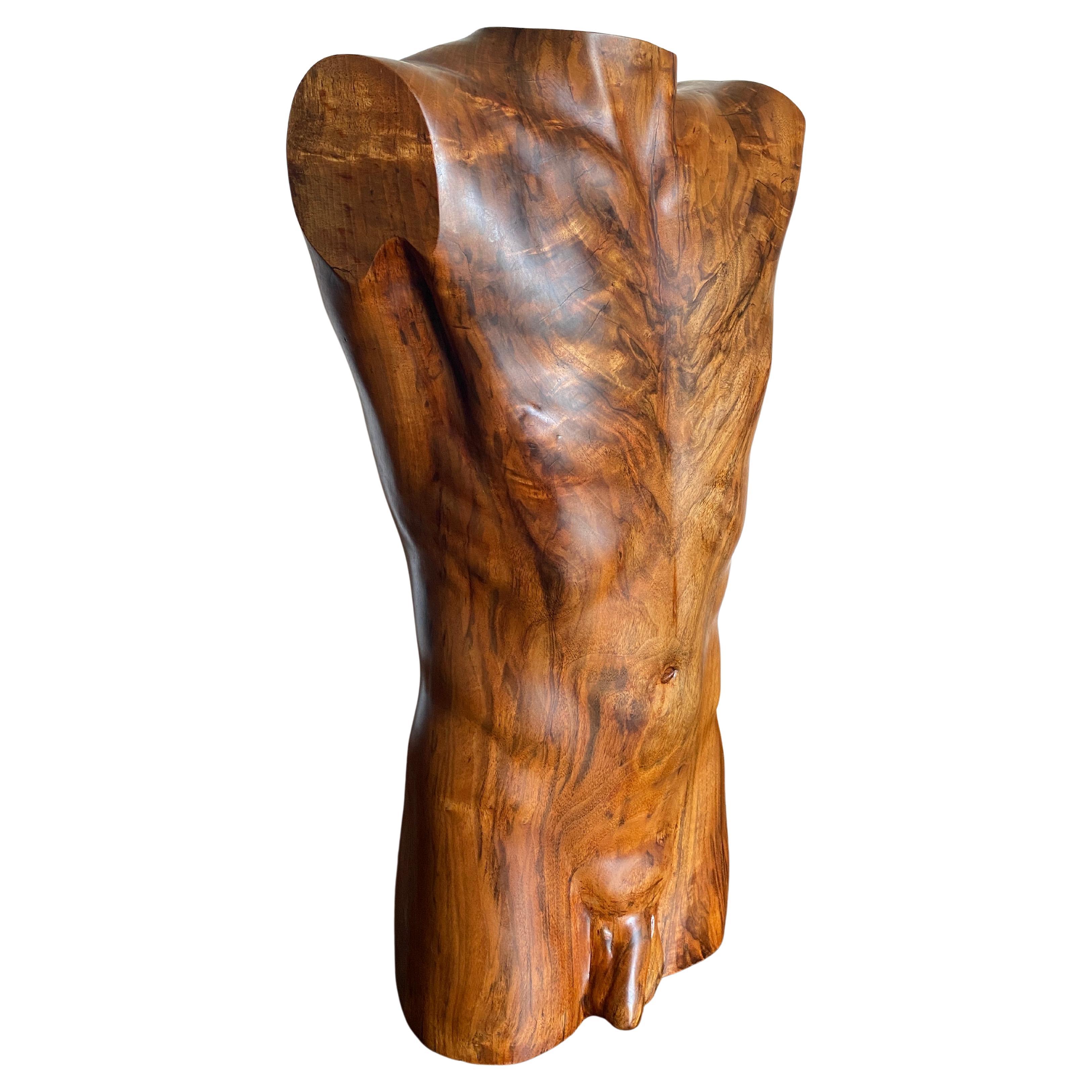Impresionante torso masculino tallado en madera a tamaño natural. La parte inferior está firmada con una cifra y fechada en 1979. 