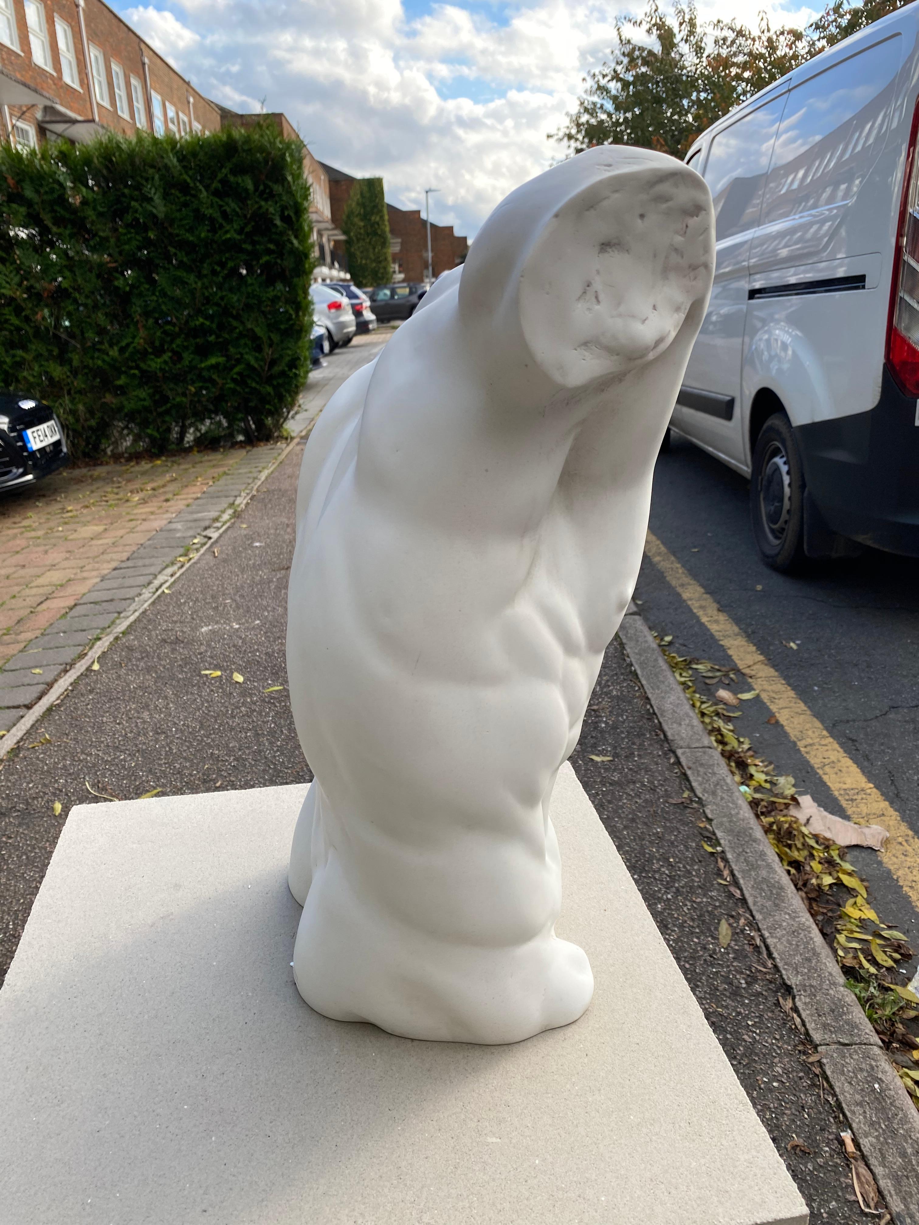 Scultura di torso maschile - stile classico del XX secolo in vendita 5
