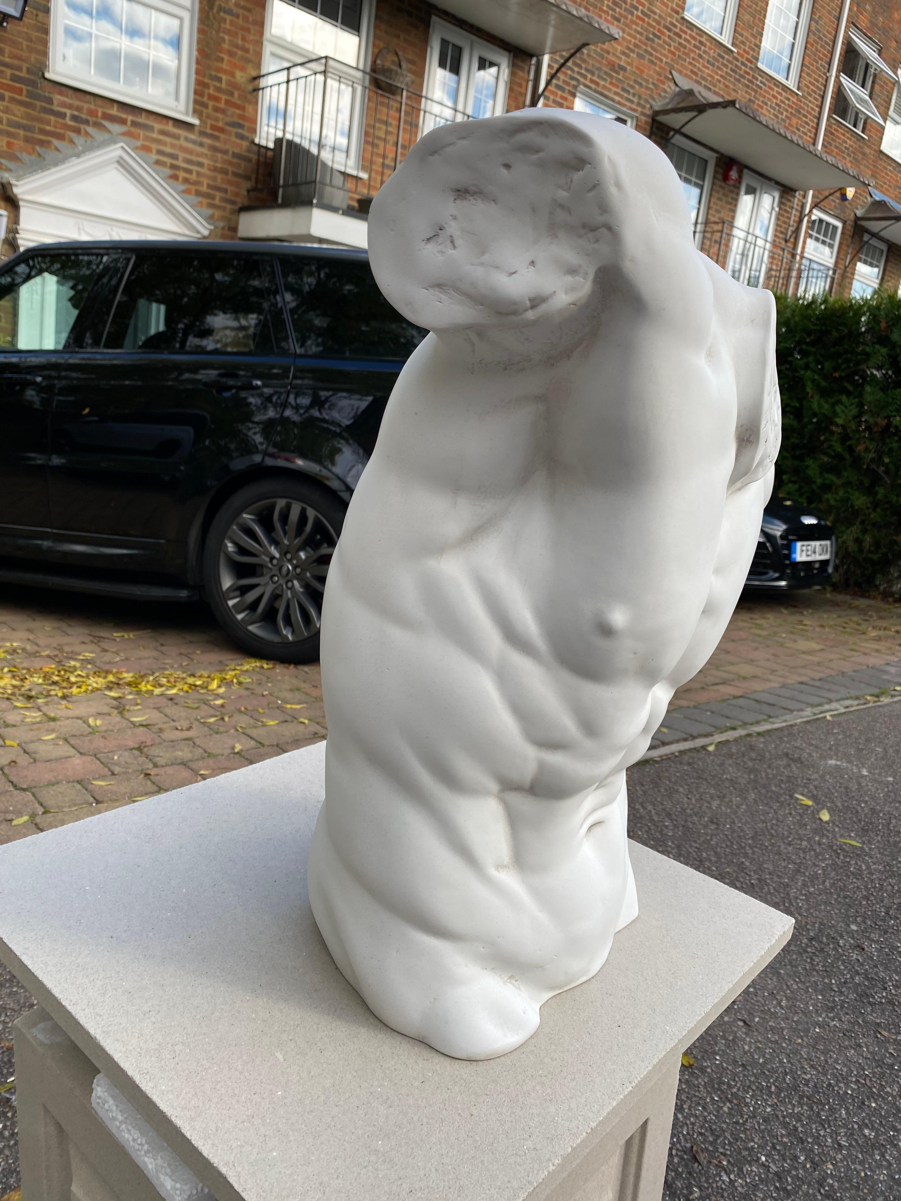 Marmo Scultura di torso maschile - stile classico del XX secolo in vendita