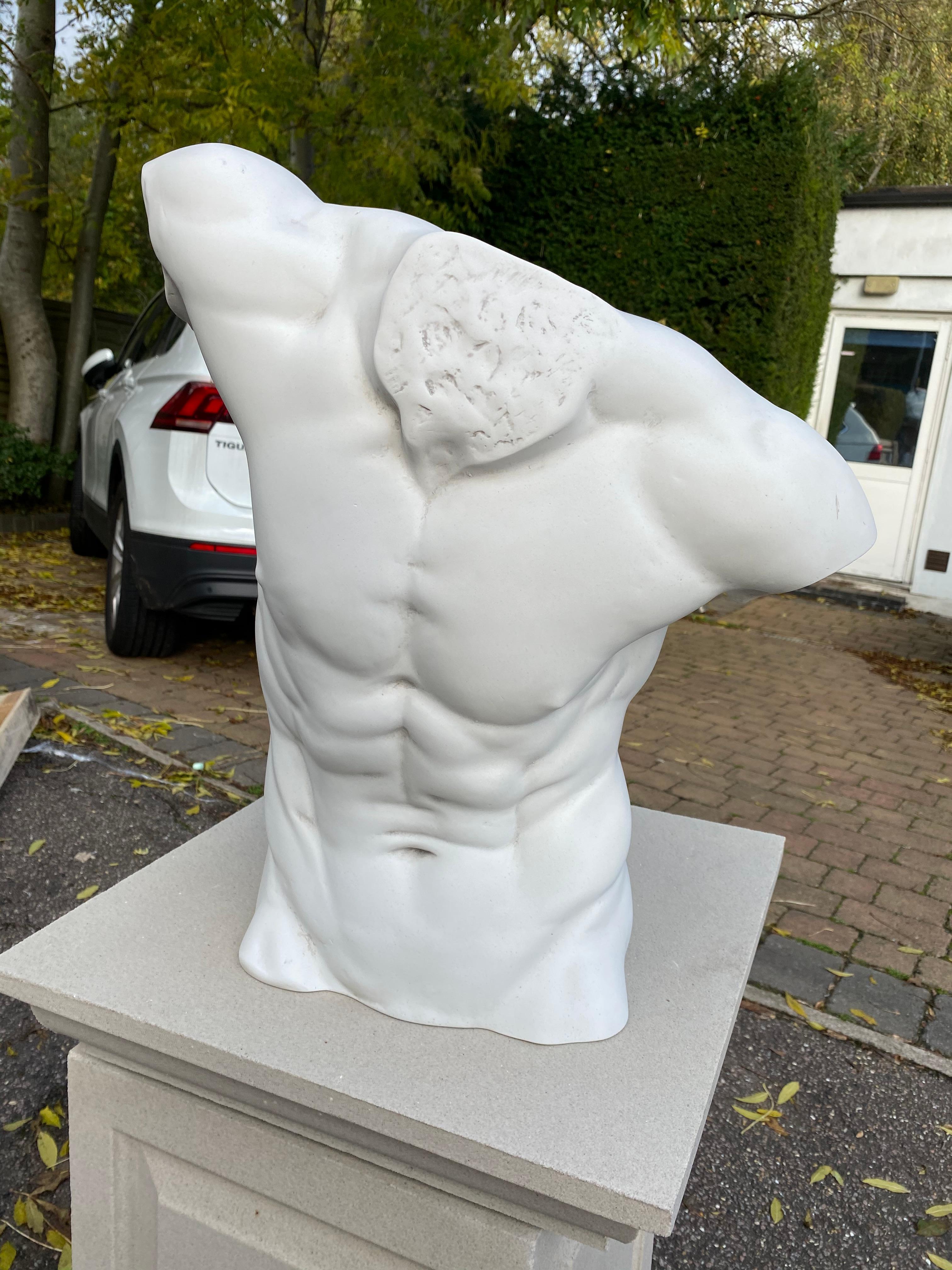 Scultura di torso maschile - stile classico del XX secolo in vendita 1