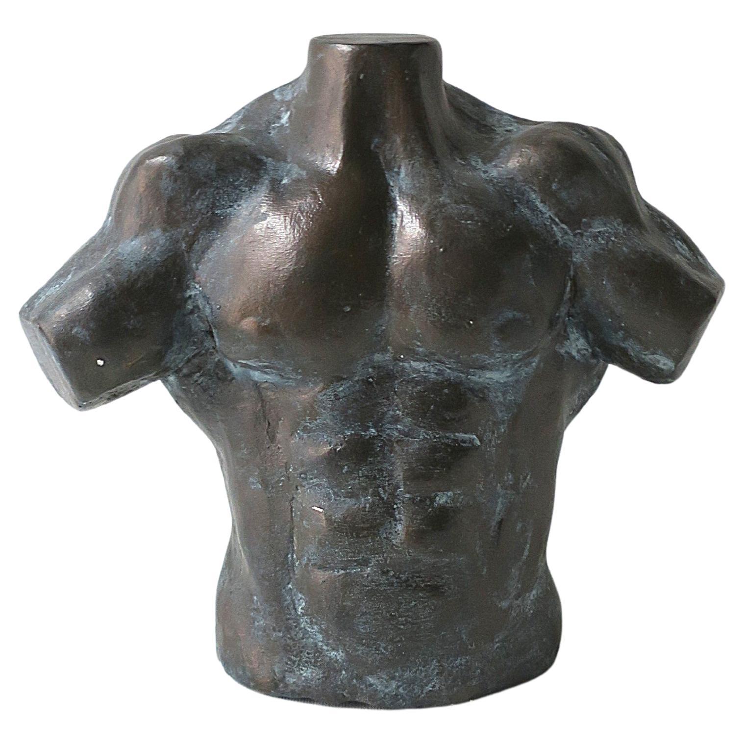 Escultura de torso masculino