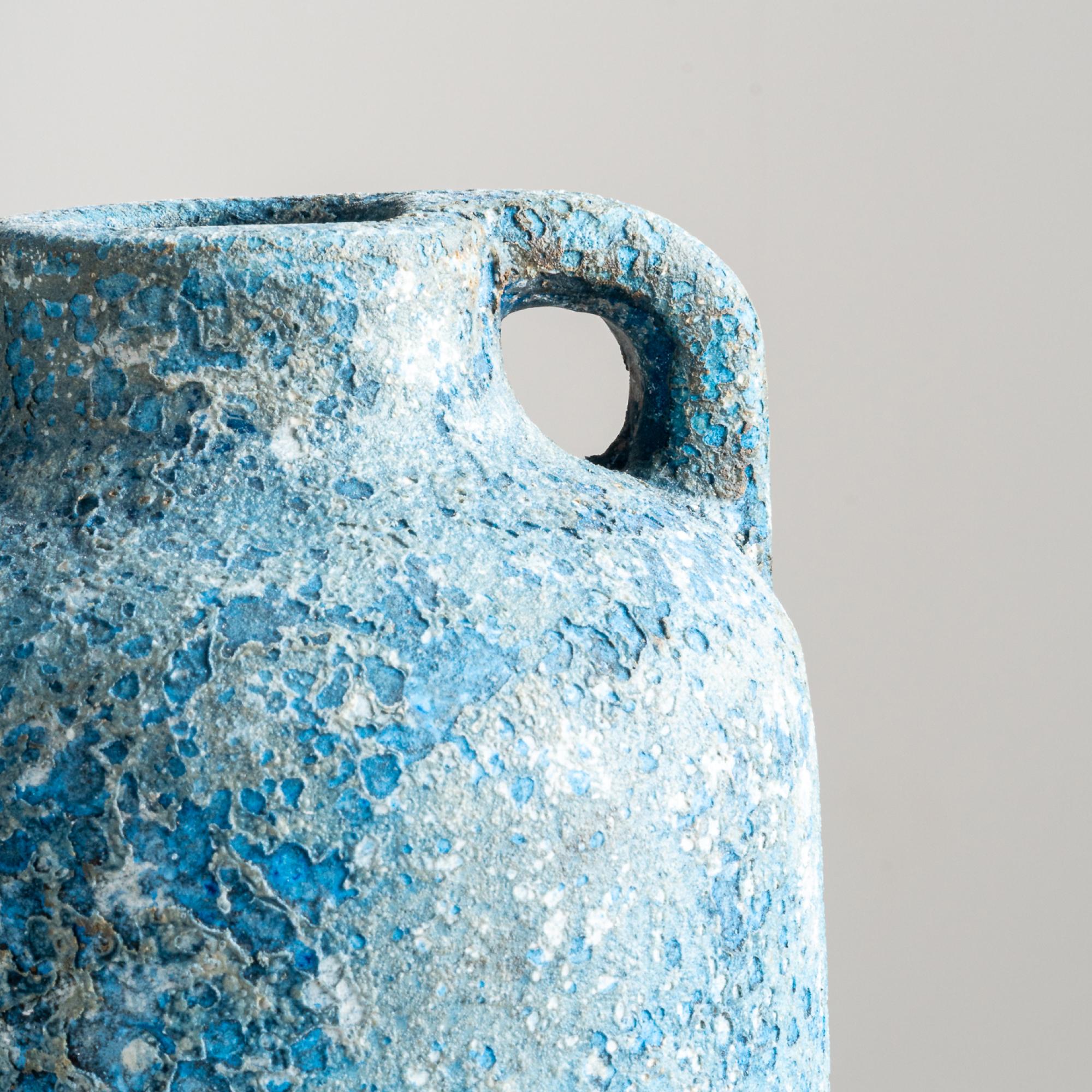 Jarrón Masculino, Terracota texturizada hecha a mano en azul Hecho a mano en venta