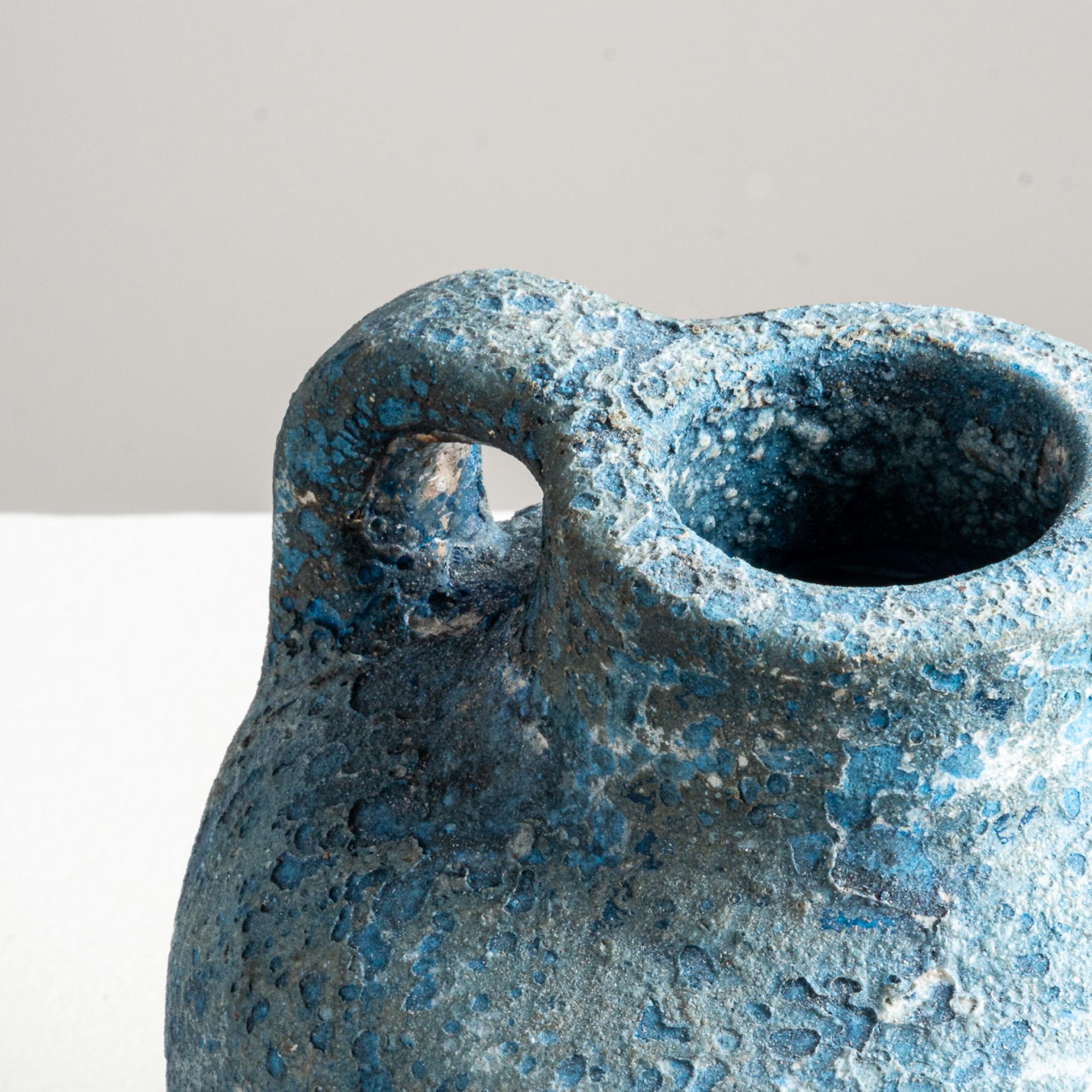 Jarrón Masculino, Terracota texturizada hecha a mano en azul en Nuevo estado para la venta en New York, US