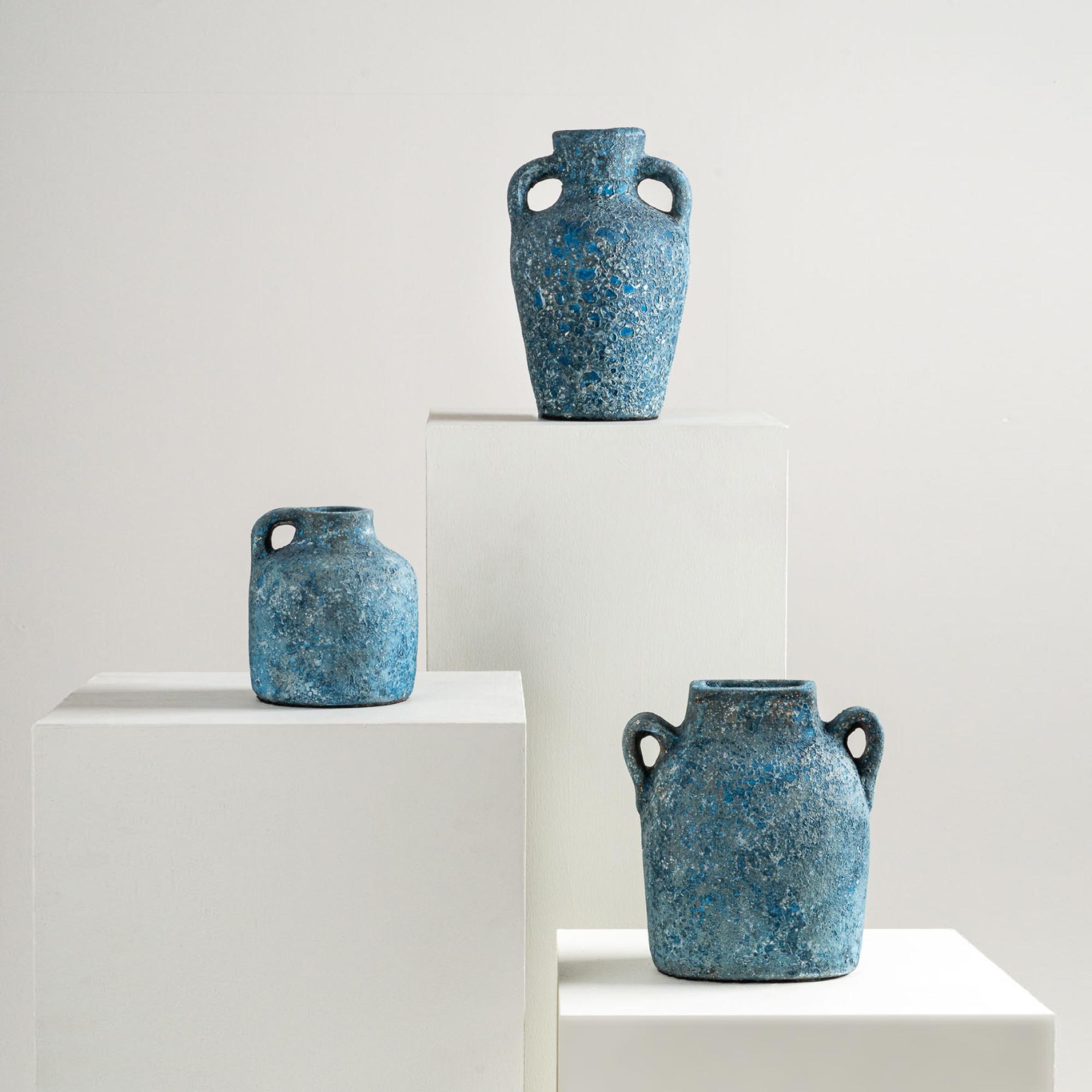 Jarrón Masculino, Terracota texturizada hecha a mano en azul Siglo XXI y contemporáneo en venta