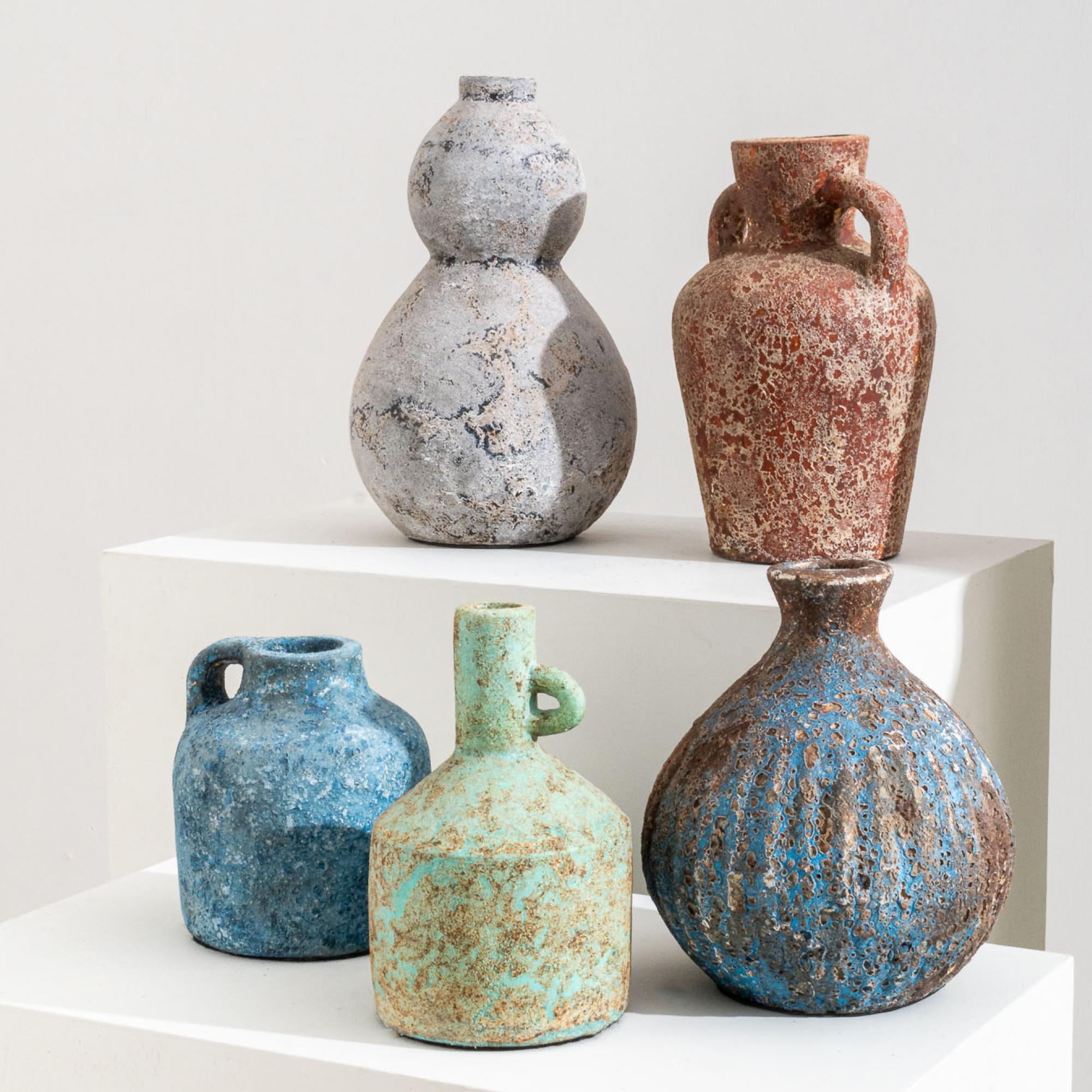 Jarrón Masculino, Terracota texturizada hecha a mano en azul en venta 2