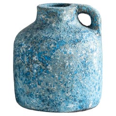 Male Vase aus strukturierter Terrakotta in Blau, handgefertigt