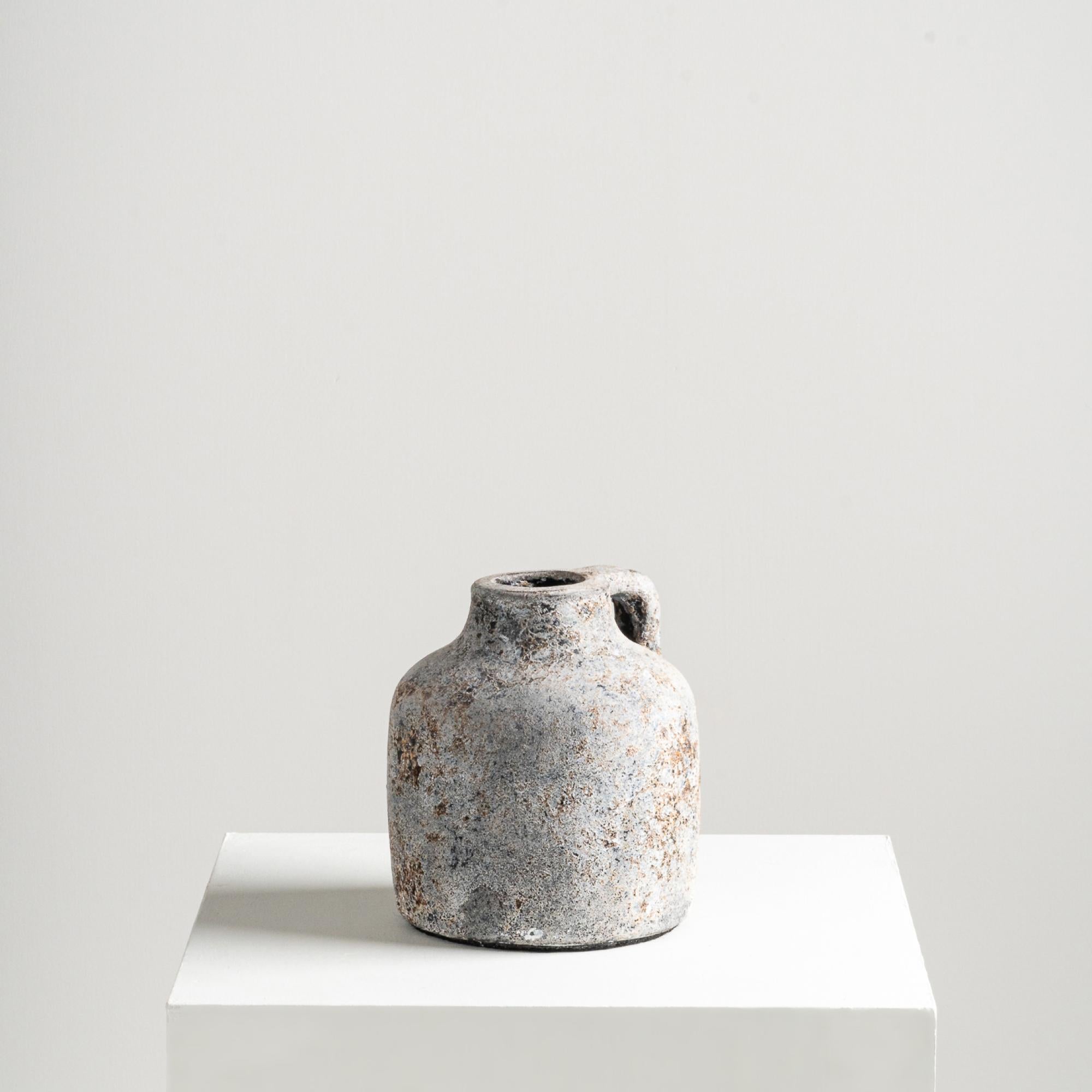 Il vaso Male, con la sua forma arrotondata e i suoi dettagli strutturati, aggiunge una sottile eleganza alle vignette. Realizzato a mano in terracotta, presenta una finitura morbida e brutale che emana un fascino rustico. La forma distintiva,