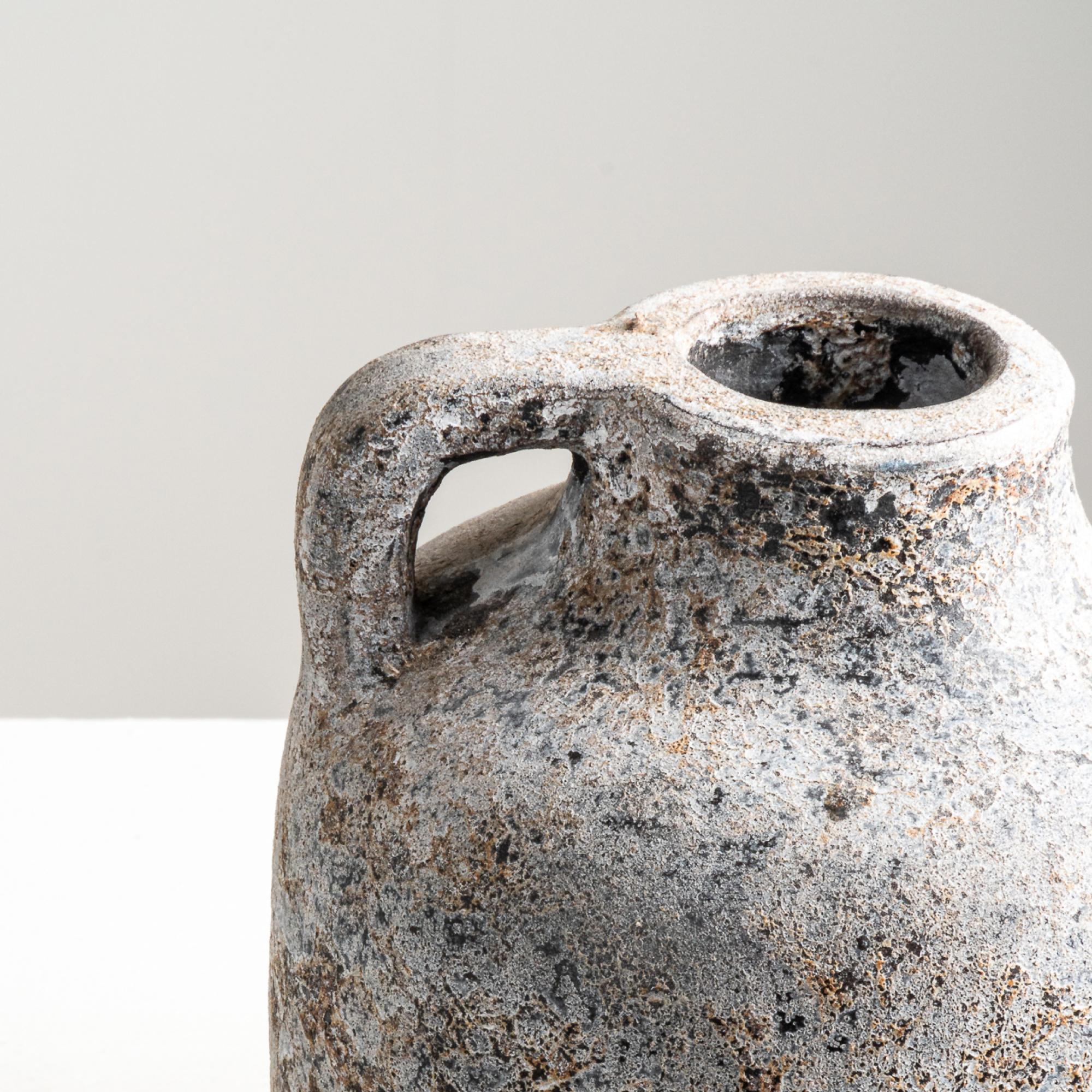 Fatto a mano Vaso maschile, terracotta strutturata fatta a mano in grigio in vendita