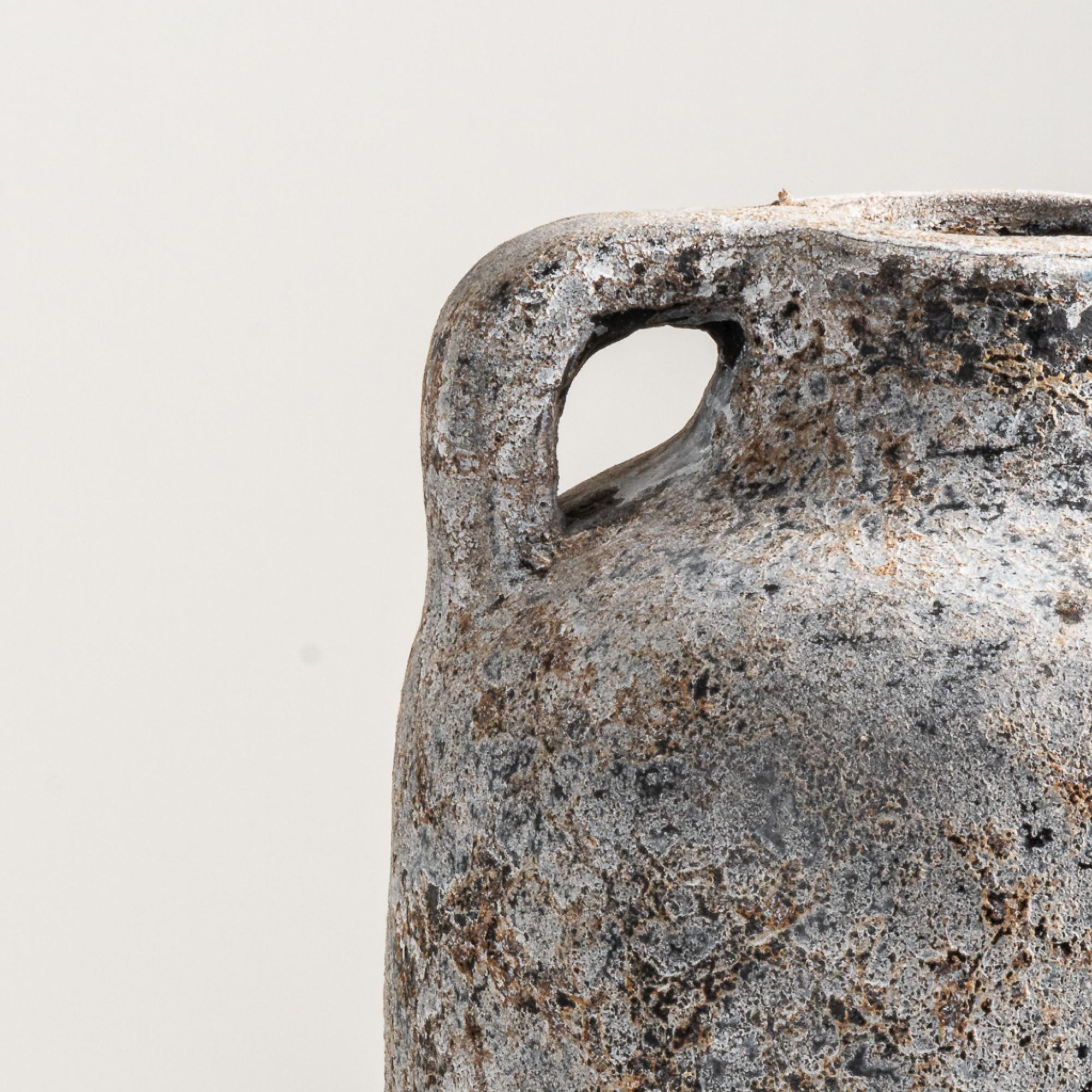 Vaso maschile, terracotta strutturata fatta a mano in grigio In condizioni Nuovo in vendita a New York, US