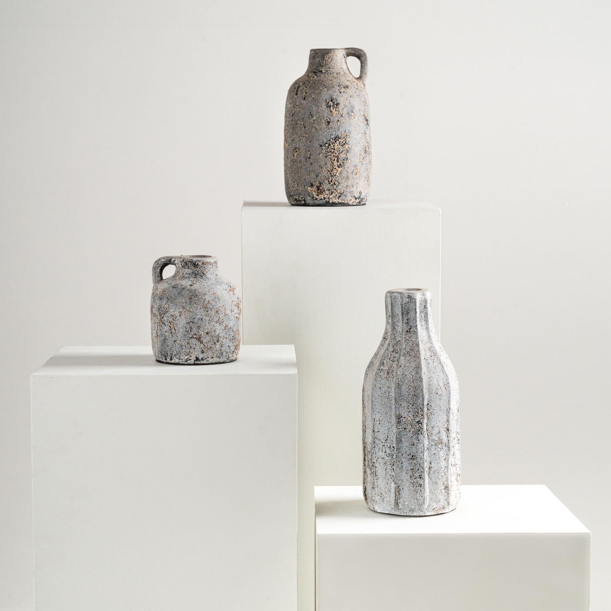 XXI secolo e contemporaneo Vaso maschile, terracotta strutturata fatta a mano in grigio in vendita