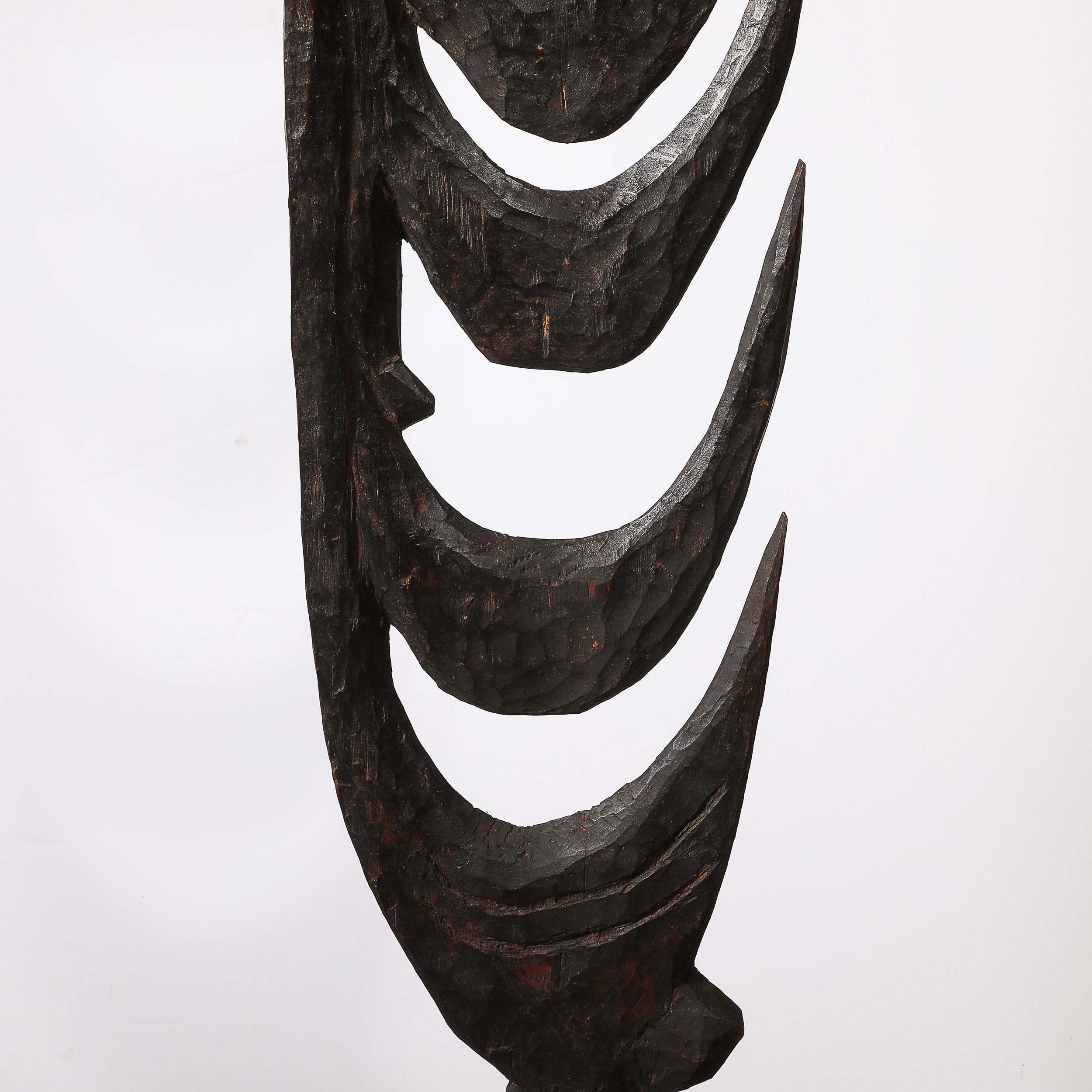 Yipwon figure en bois sculpté sur socle en pierre en vente 4