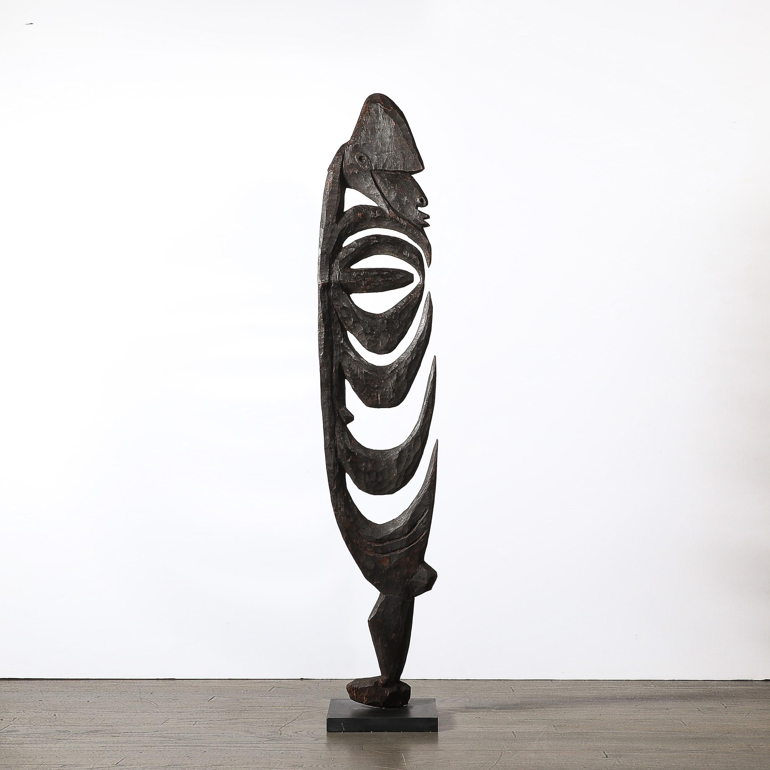 Yipwon figure en bois sculpté sur socle en pierre en vente 5