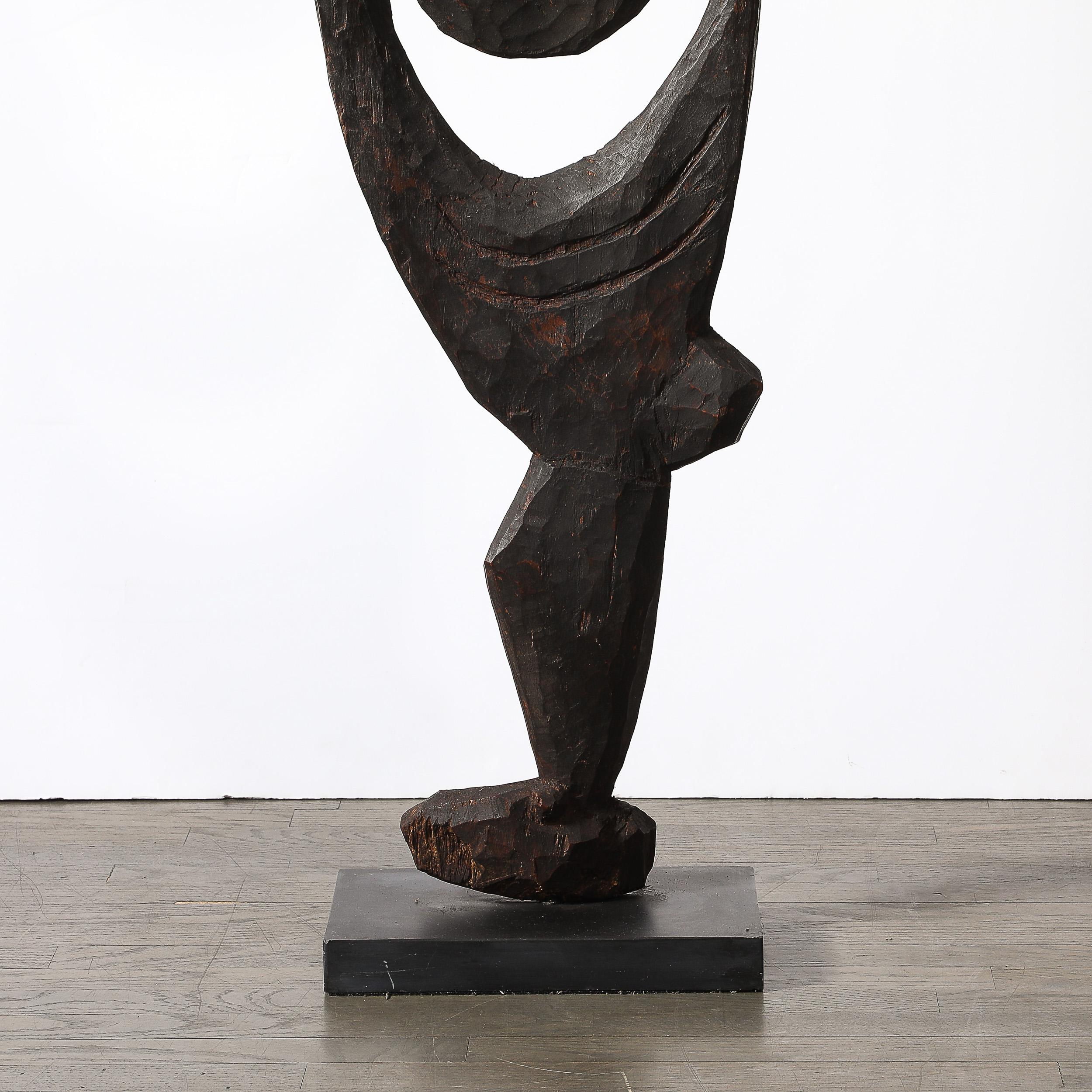 Yipwon figure en bois sculpté sur socle en pierre en vente 6