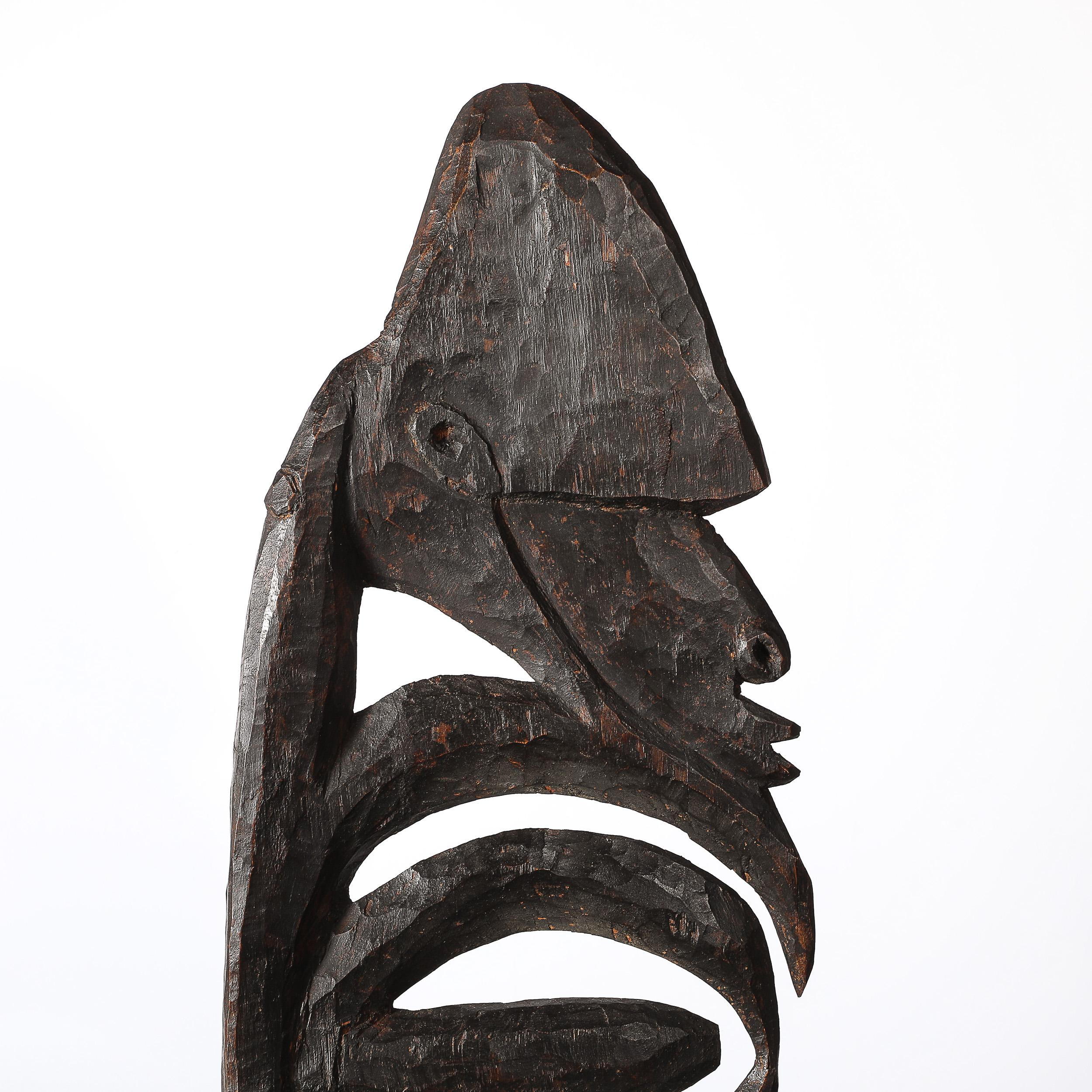Yipwon figure en bois sculpté sur socle en pierre en vente 7