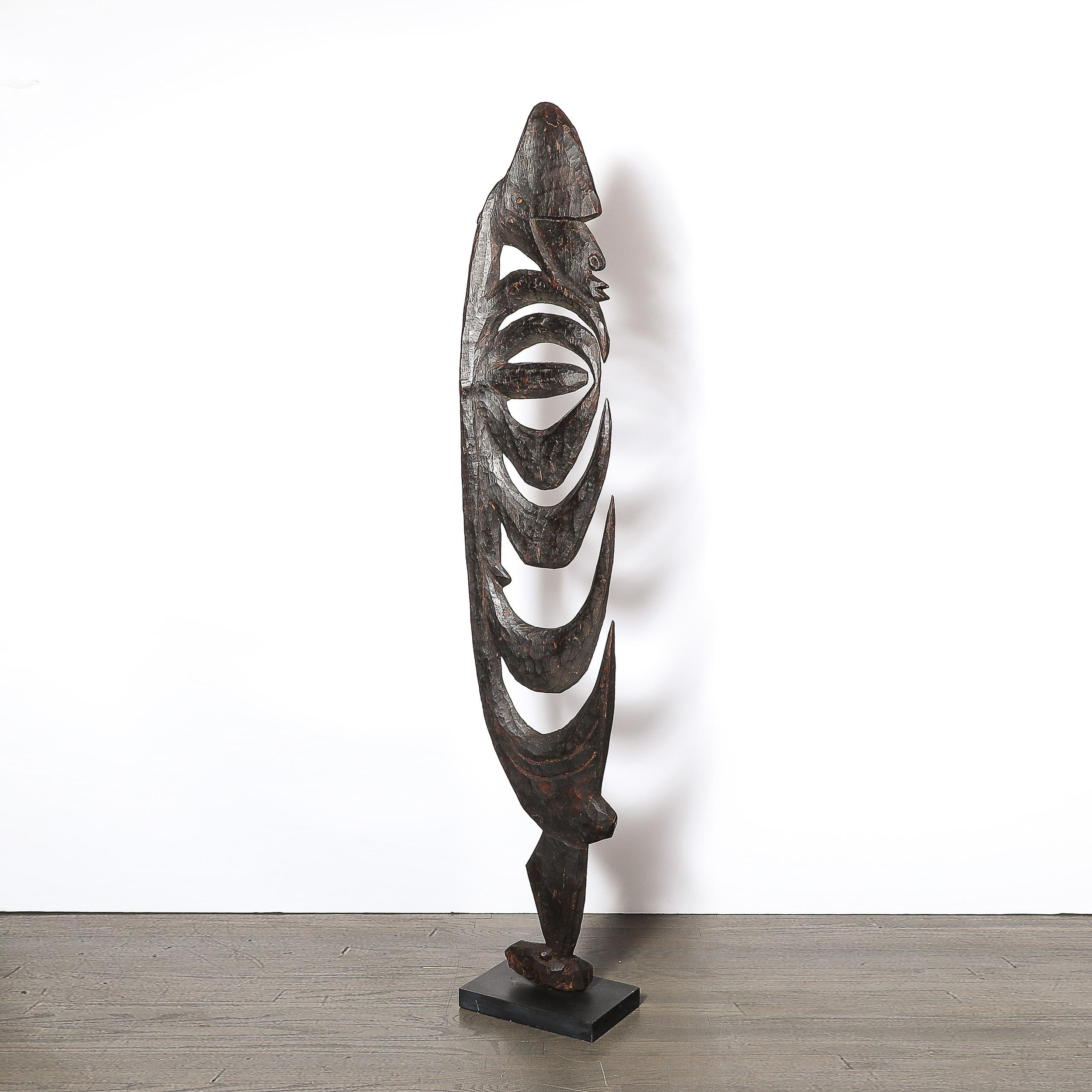 Yipwon figure en bois sculpté sur socle en pierre en vente 8