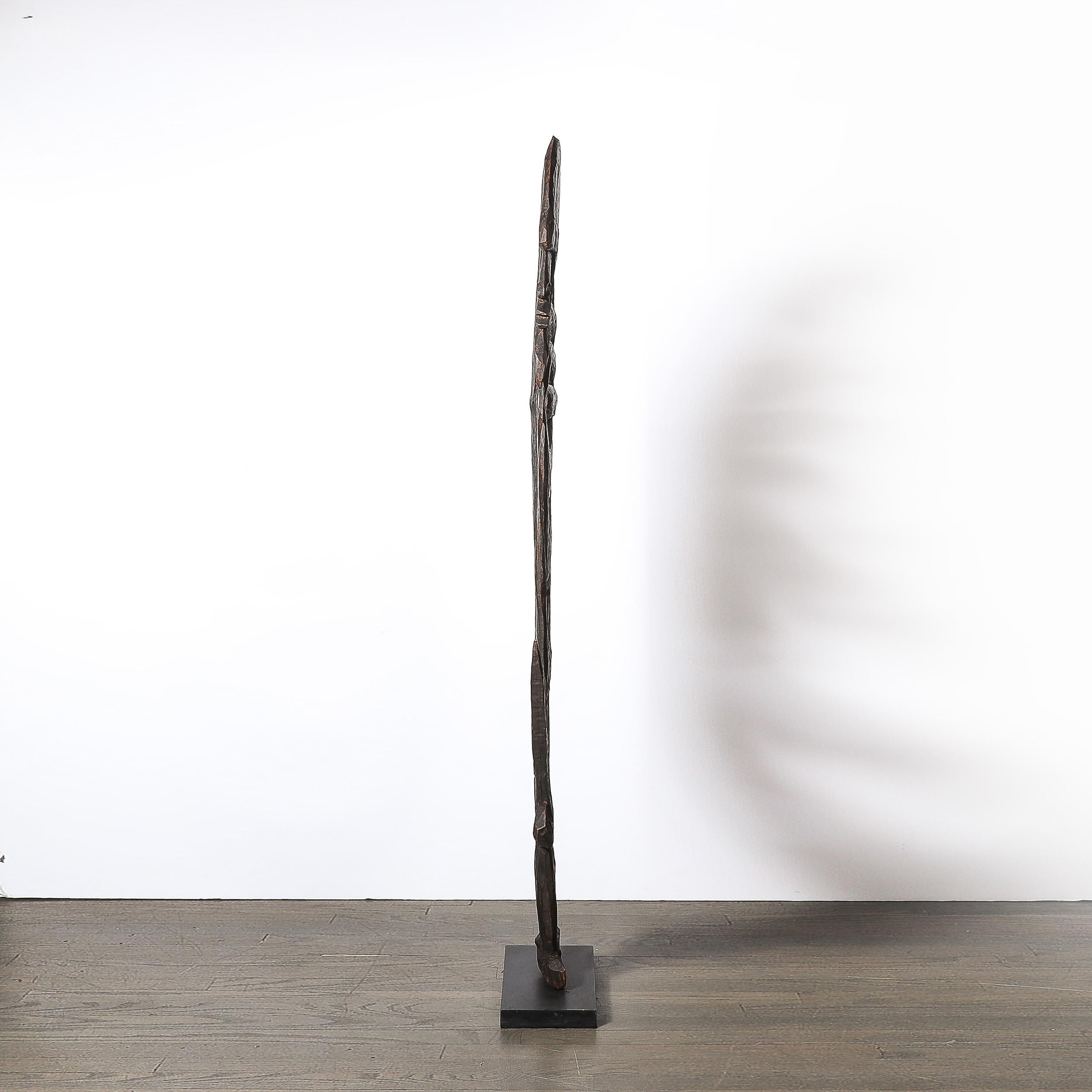 Yipwon figure en bois sculpté sur socle en pierre en vente 9
