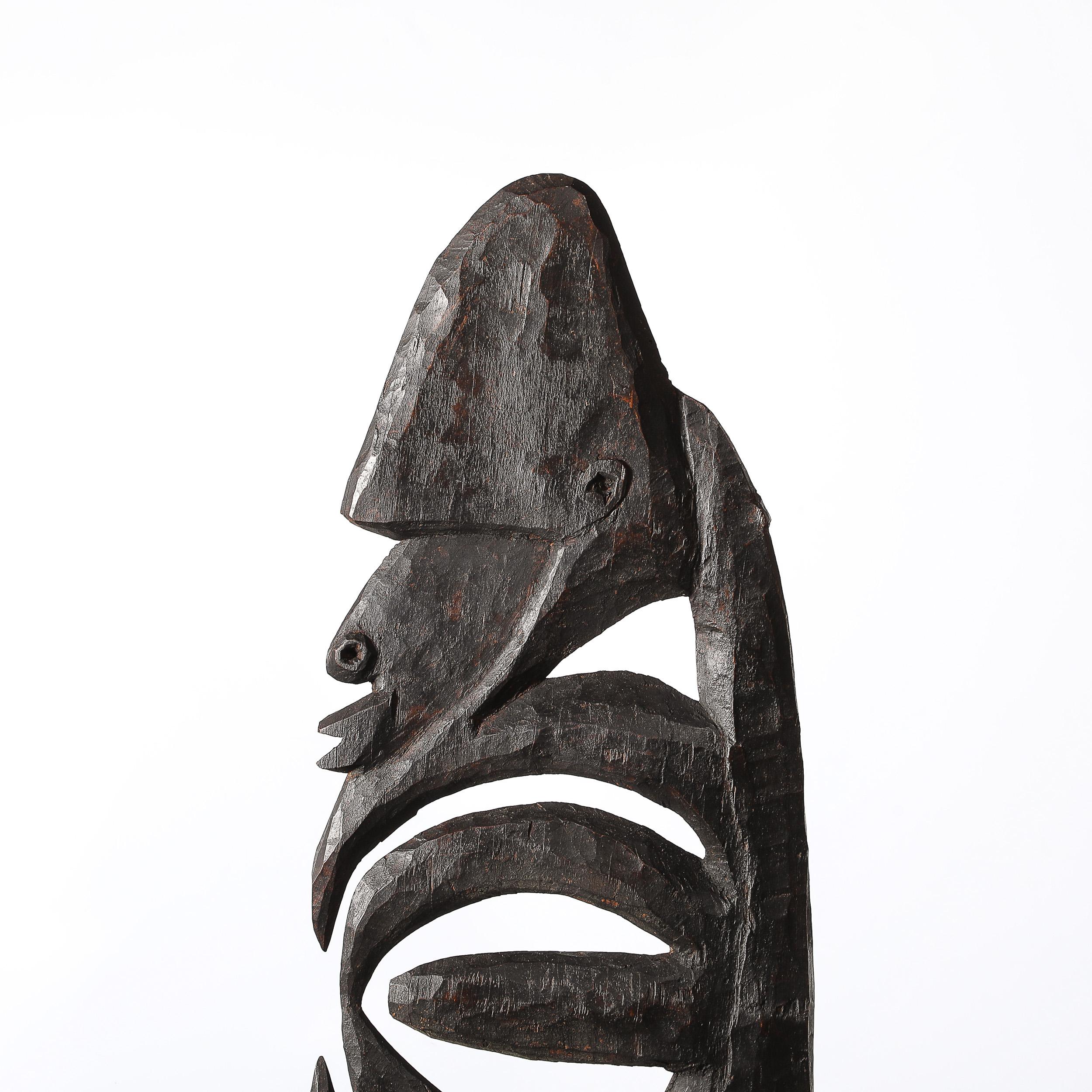 Cette étonnante sculpture de Yipwon est un puissant témoignage des traditions artistiques et spirituelles du peuple Alamblak de Papouasie-Nouvelle-Guinée. La tête forte et masculine du personnage est en équilibre sur un corps haut formé autour d'une