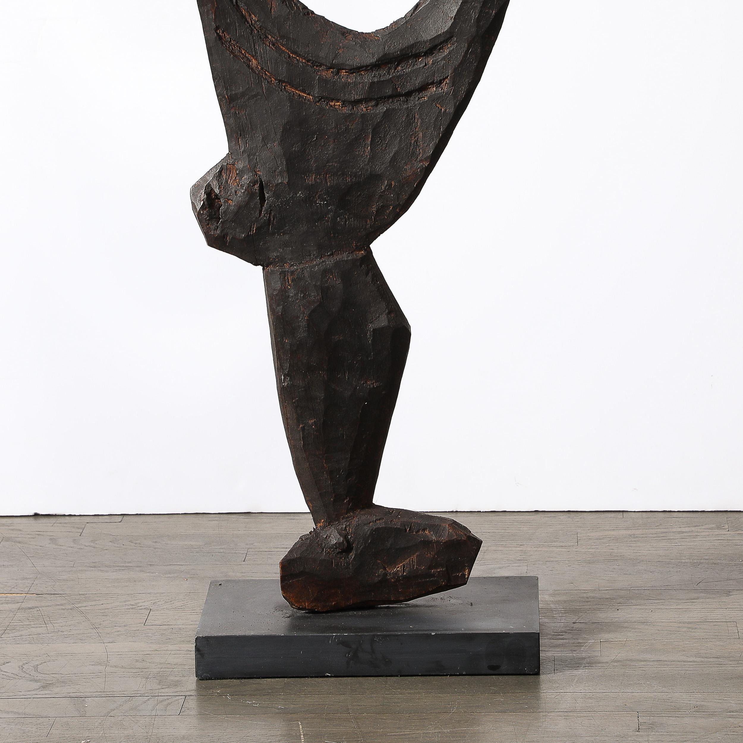 Yipwon figure en bois sculpté sur socle en pierre Excellent état - En vente à New York, NY