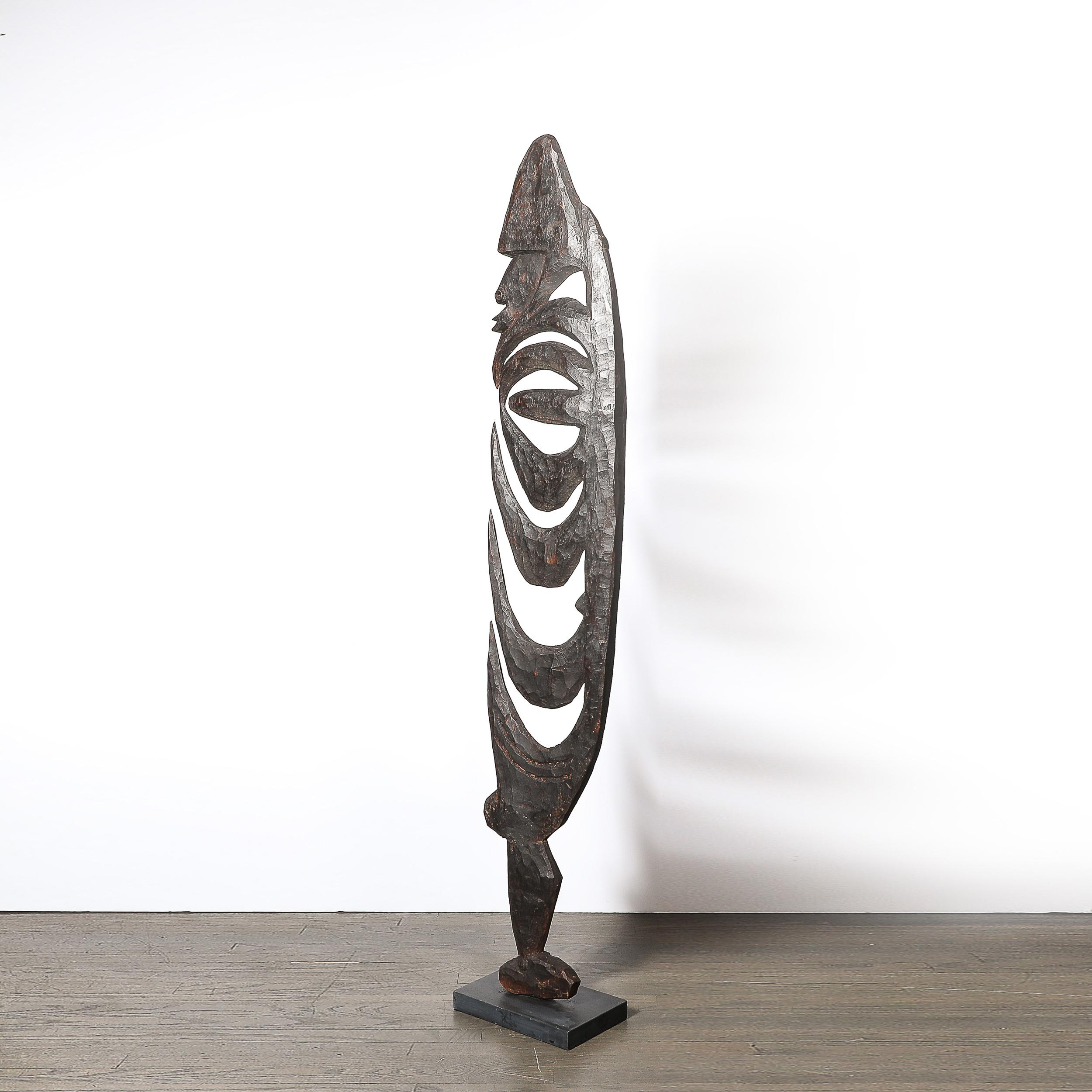 20ième siècle Yipwon figure en bois sculpté sur socle en pierre en vente