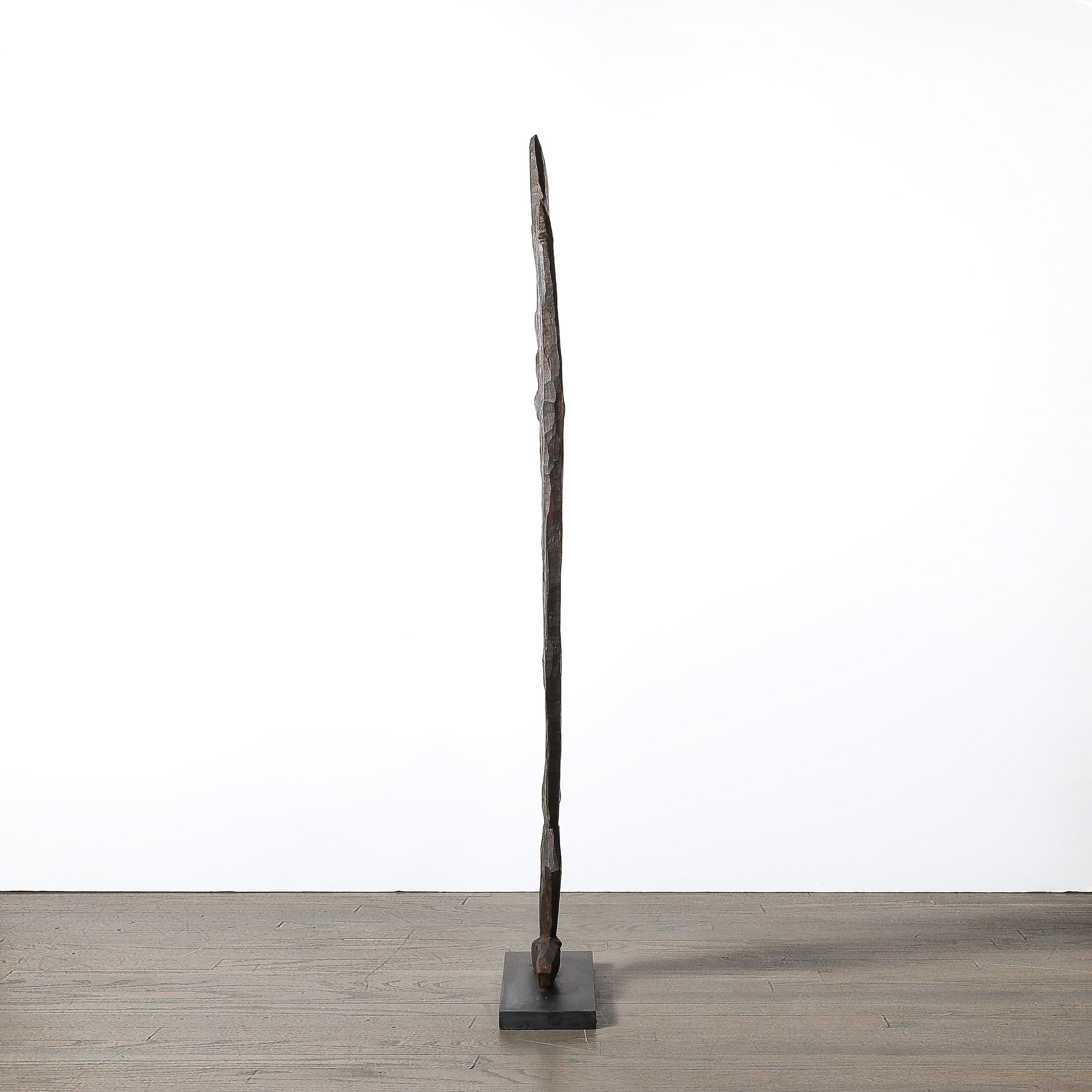 Pierre Yipwon figure en bois sculpté sur socle en pierre en vente