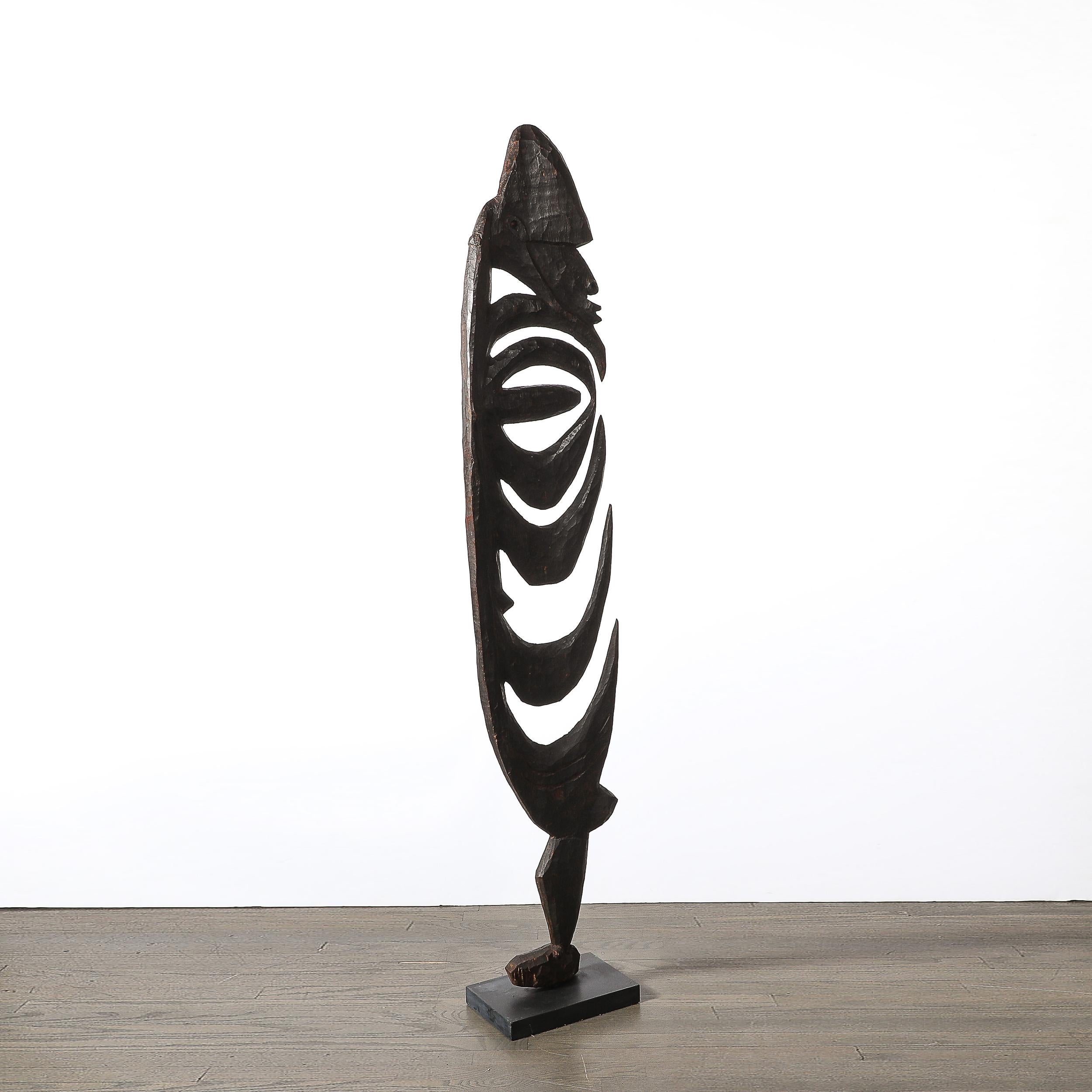 Yipwon figure en bois sculpté sur socle en pierre en vente 1