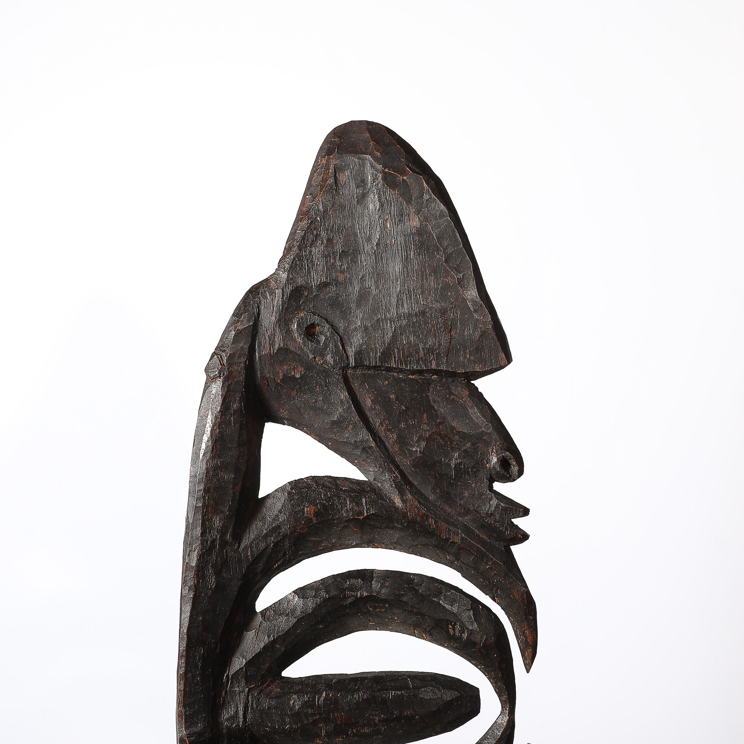 Yipwon figure en bois sculpté sur socle en pierre en vente 2
