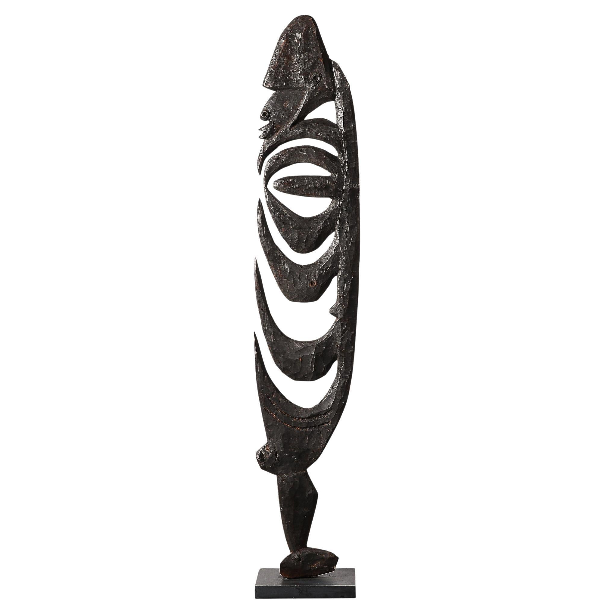 Yipwon figure en bois sculpté sur socle en pierre