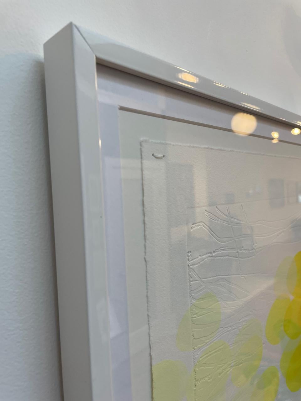 La belle combinaison de texture et de couleur dans cette sérigraphie du maître imprimeur Malgorzata Oakes est une évocation délicate de son métier. Le magnifique encadrement flottant et l'attention portée aux détails dans l'agrafe de fil appliquée